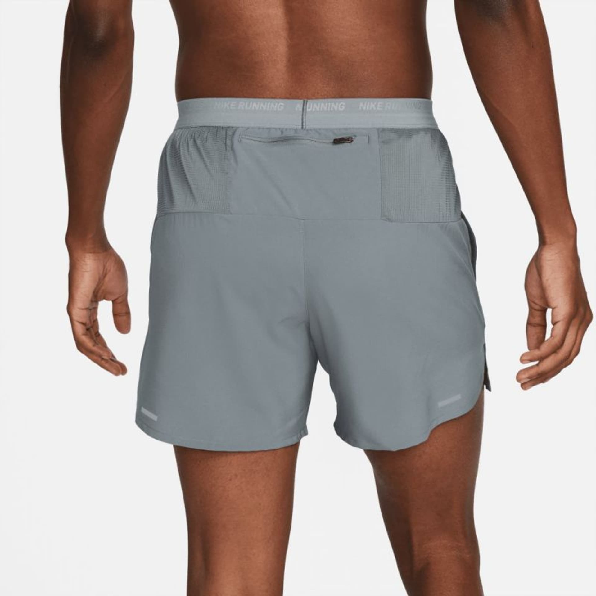 

Spodenki Nike Dri-FIT Stride M DM4755 (kolor Szary/Srebrny, rozmiar S)