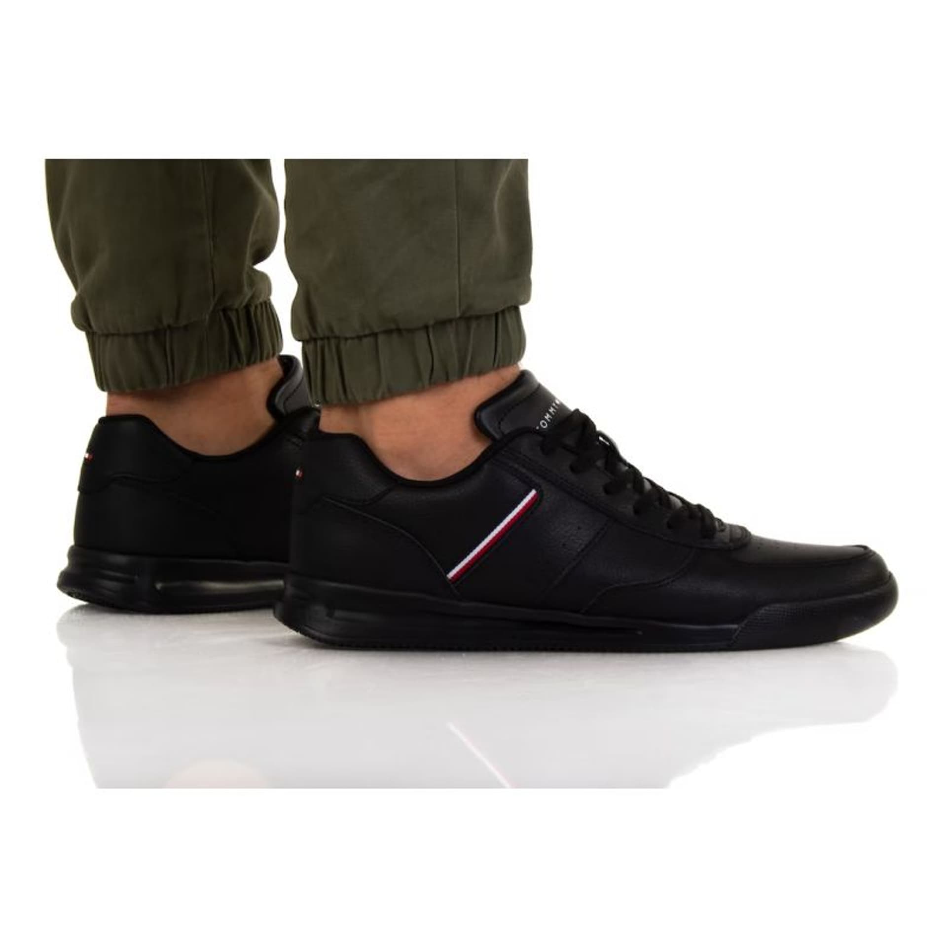 

Buty Tommy Hilfiger Lightweight Leather Detal Dup M FM0FM04280 (kolor Czarny, rozmiar 44)