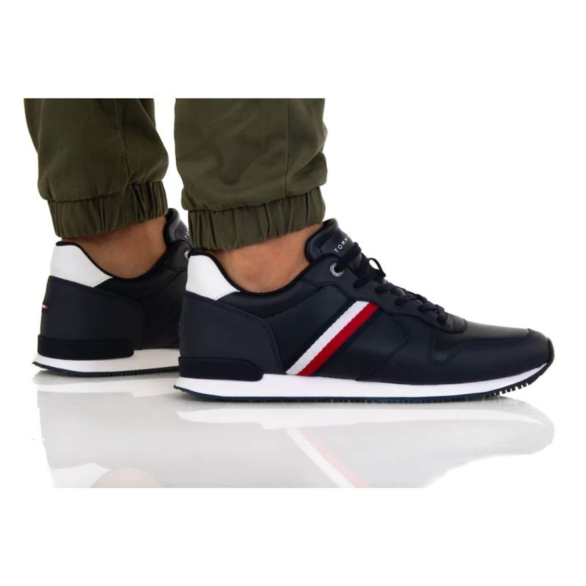 

Buty Tommy Hilfiger Iconic Runner Leather M FM0FM04281 (kolor Granatowy, rozmiar 45)