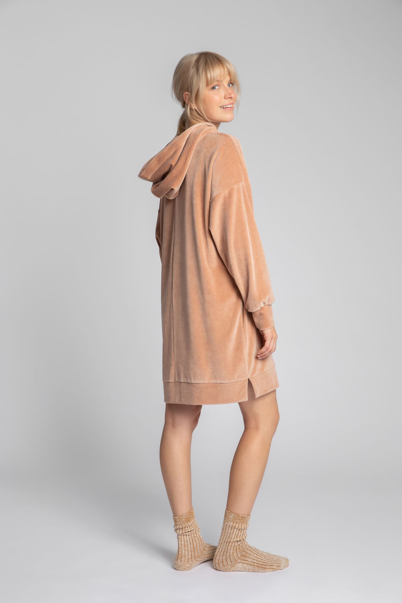 

LA010 Welurowa sukienka z kapturem - beżowa (kolor beż, rozmiar 2XL/3XL)