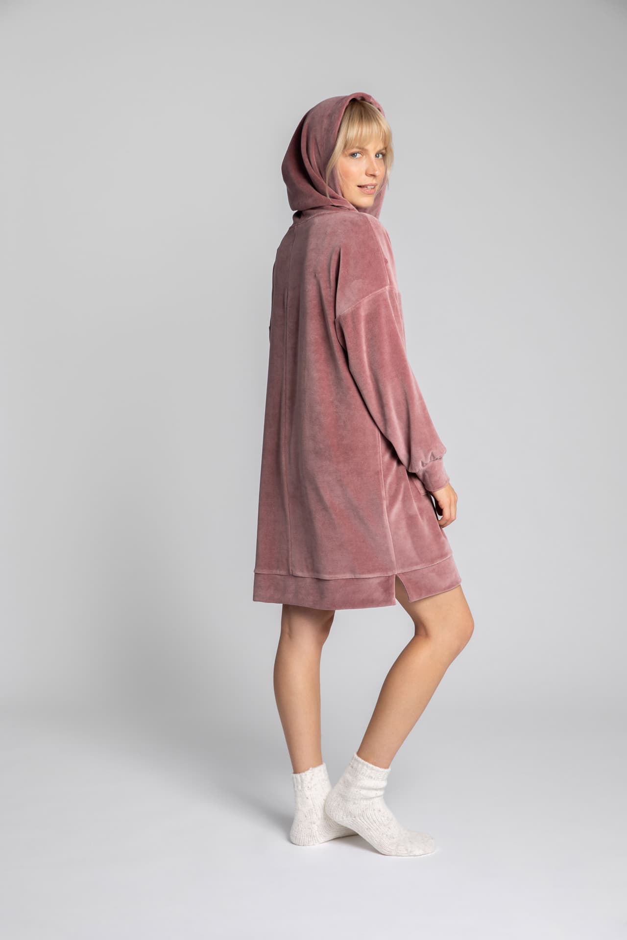 

LA010 Welurowa sukienka z kapturem - brudny róż (kolor brudny róż, rozmiar 2XL/3XL)