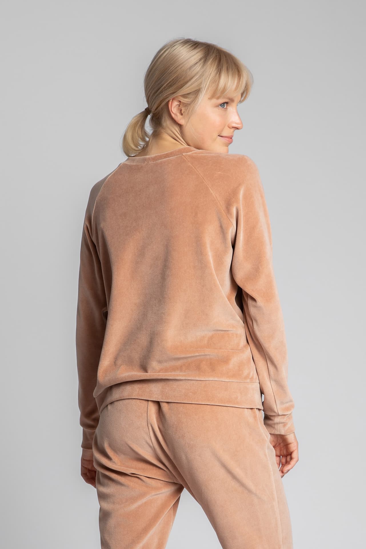 

LA011 Welurowa bluza z reglanowymi rękawami - beżowa (kolor beżowy, rozmiar XXL)