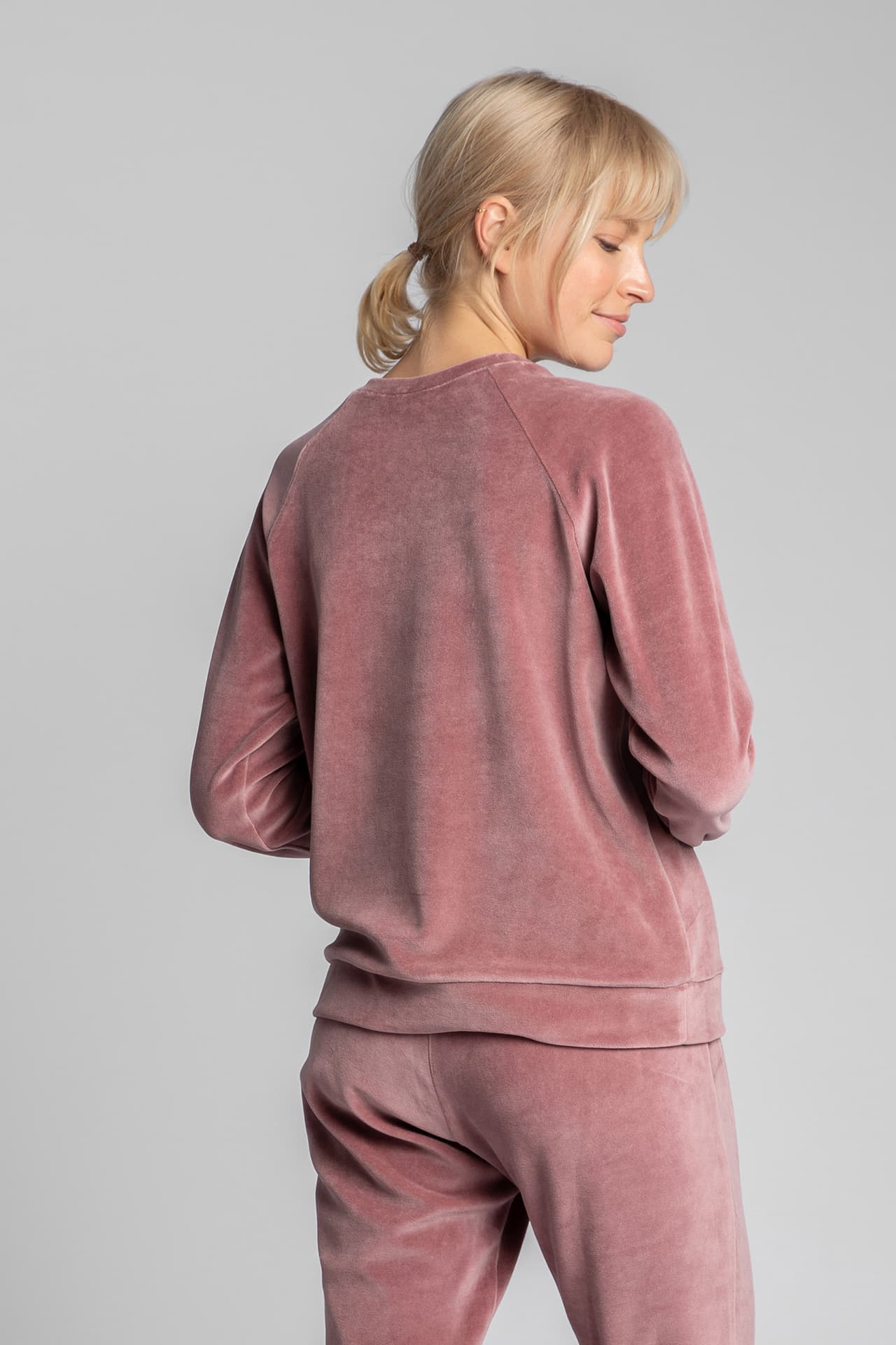 

LA011 Welurowa bluza z reglanowymi rękawami - brudny róż (kolor brudny róż, rozmiar M)