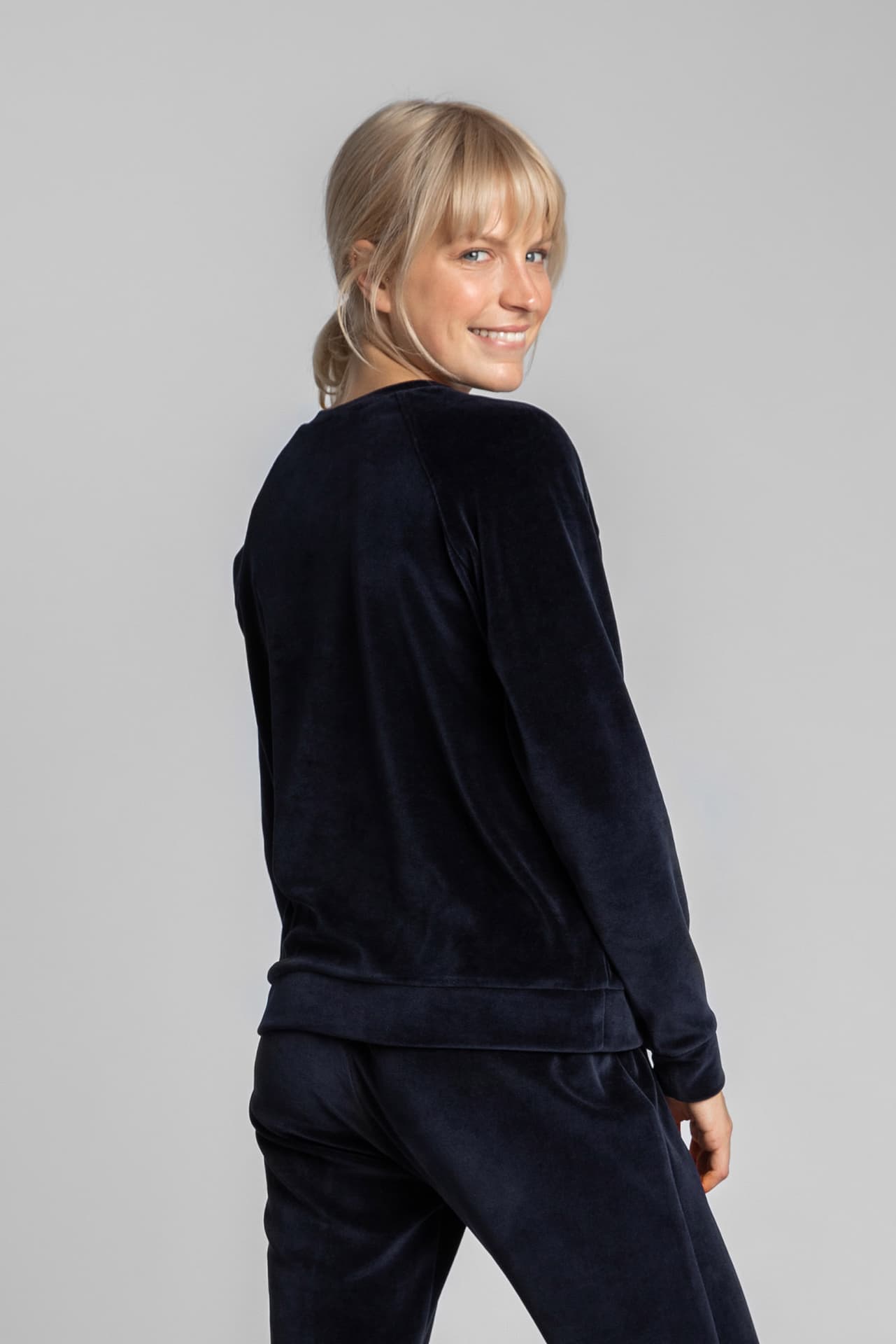 

LA011 Welurowa bluza z reglanowymi rękawami - granatowa (kolor granat, rozmiar M)