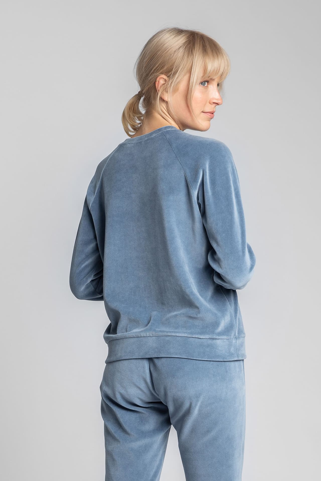 

LA011 Welurowa bluza z reglanowymi rękawami - niebieska (kolor niebieski, rozmiar L)