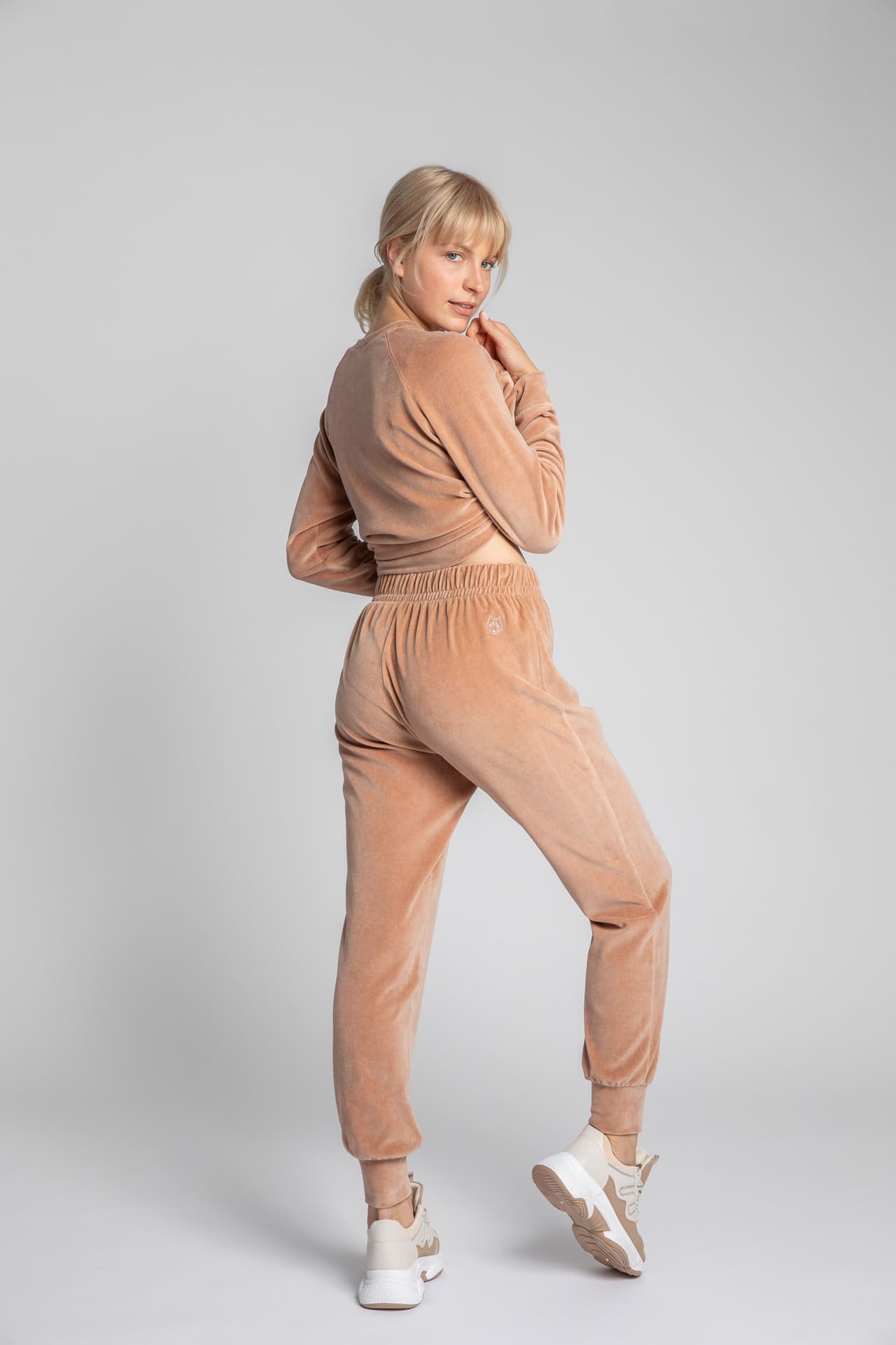 

LA012 Welurowe spodnie joggers - beżowe (kolor beżowy, rozmiar XXL)