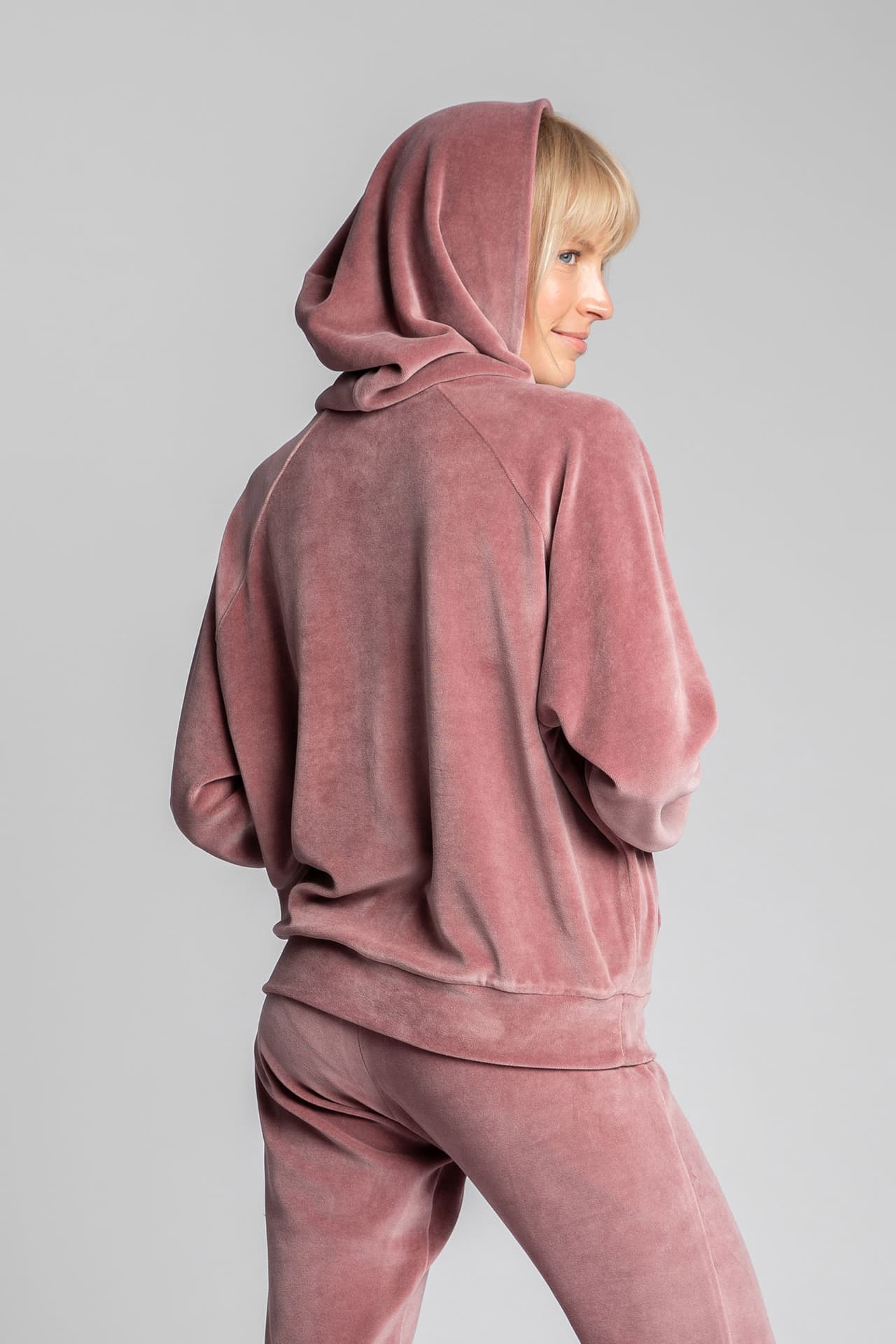 

LA013 Welurowa bluza z nietoperzowymi rękawami - brudny róż (kolor brudny róż, rozmiar 2XL/3XL)