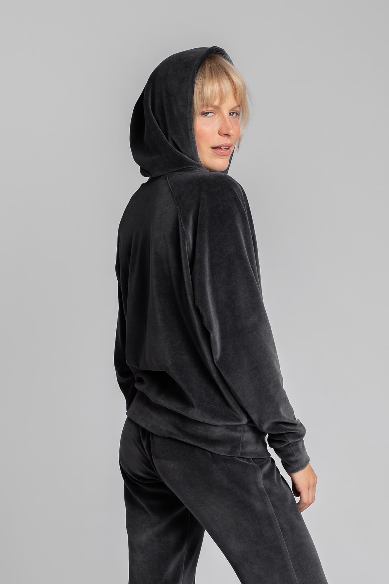 

LA013 Welurowa bluza z nietoperzowymi rękawami - grafitowa (kolor grafit, rozmiar L/XL)