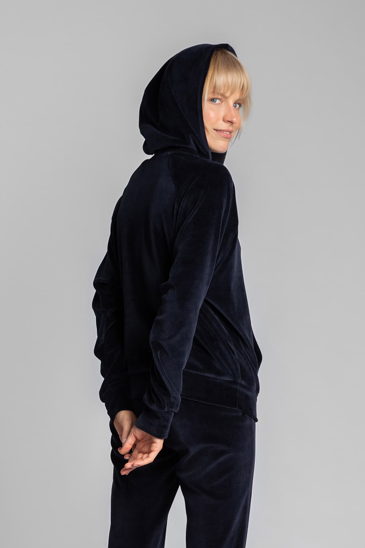 

LA013 Welurowa bluza z nietoperzowymi rękawami - granatowa (kolor granat, rozmiar 2XL/3XL)