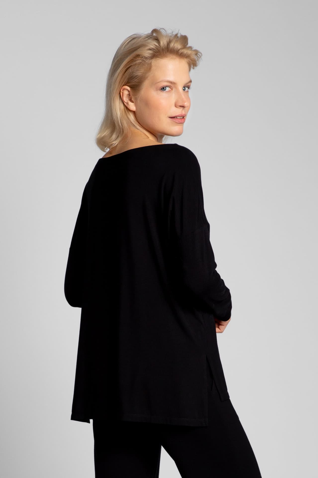 

LA029 Wiskozowa bluzka z rozcięciami po bokach - czarny (kolor czarny, rozmiar 2XL/3XL)