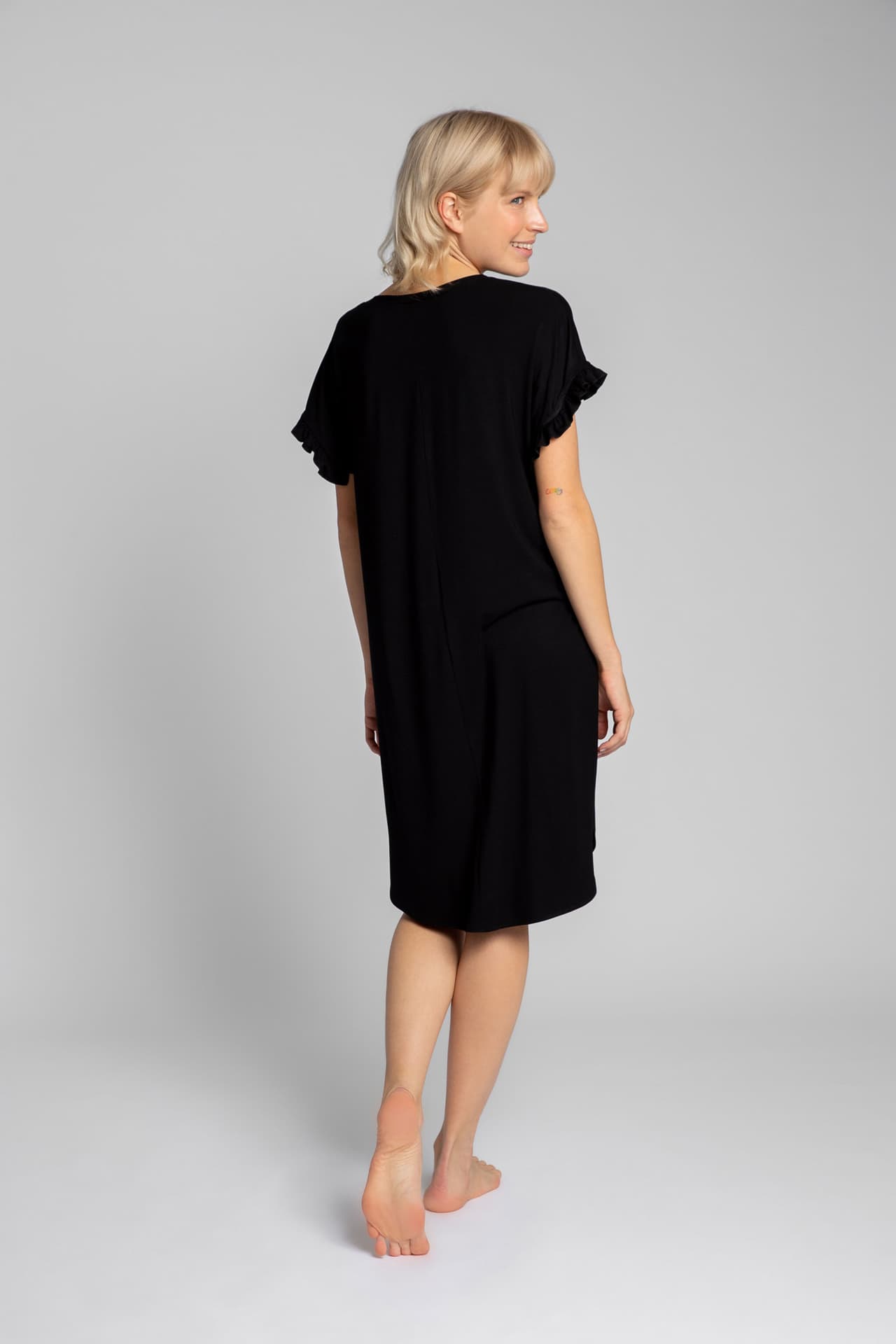 

LA030 Koszula nocna z falbankami - czarny (kolor czarny, rozmiar 2XL/3XL)