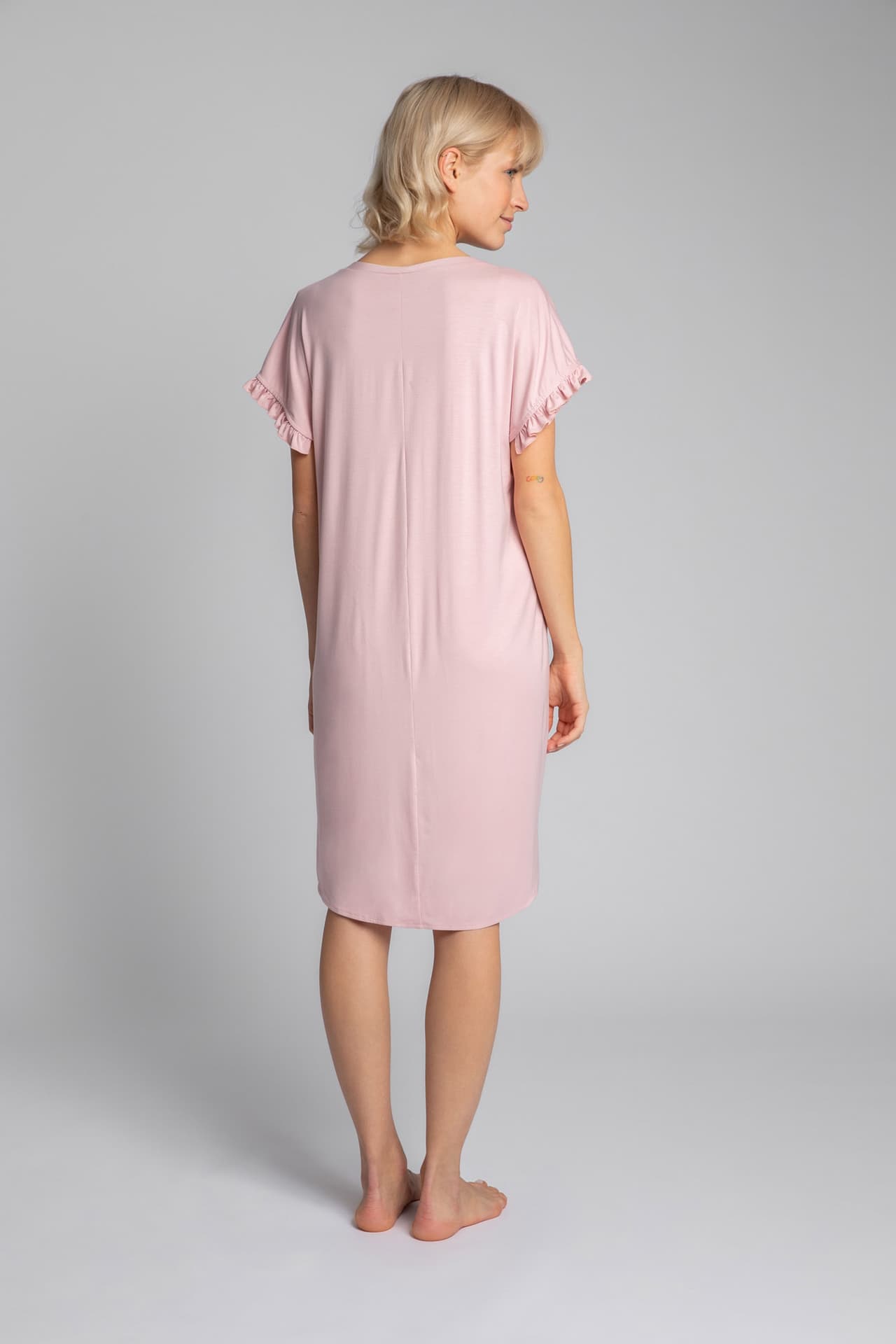 

LA030 Koszula nocna z falbankami - różowy (kolor róż, rozmiar 2XL/3XL)