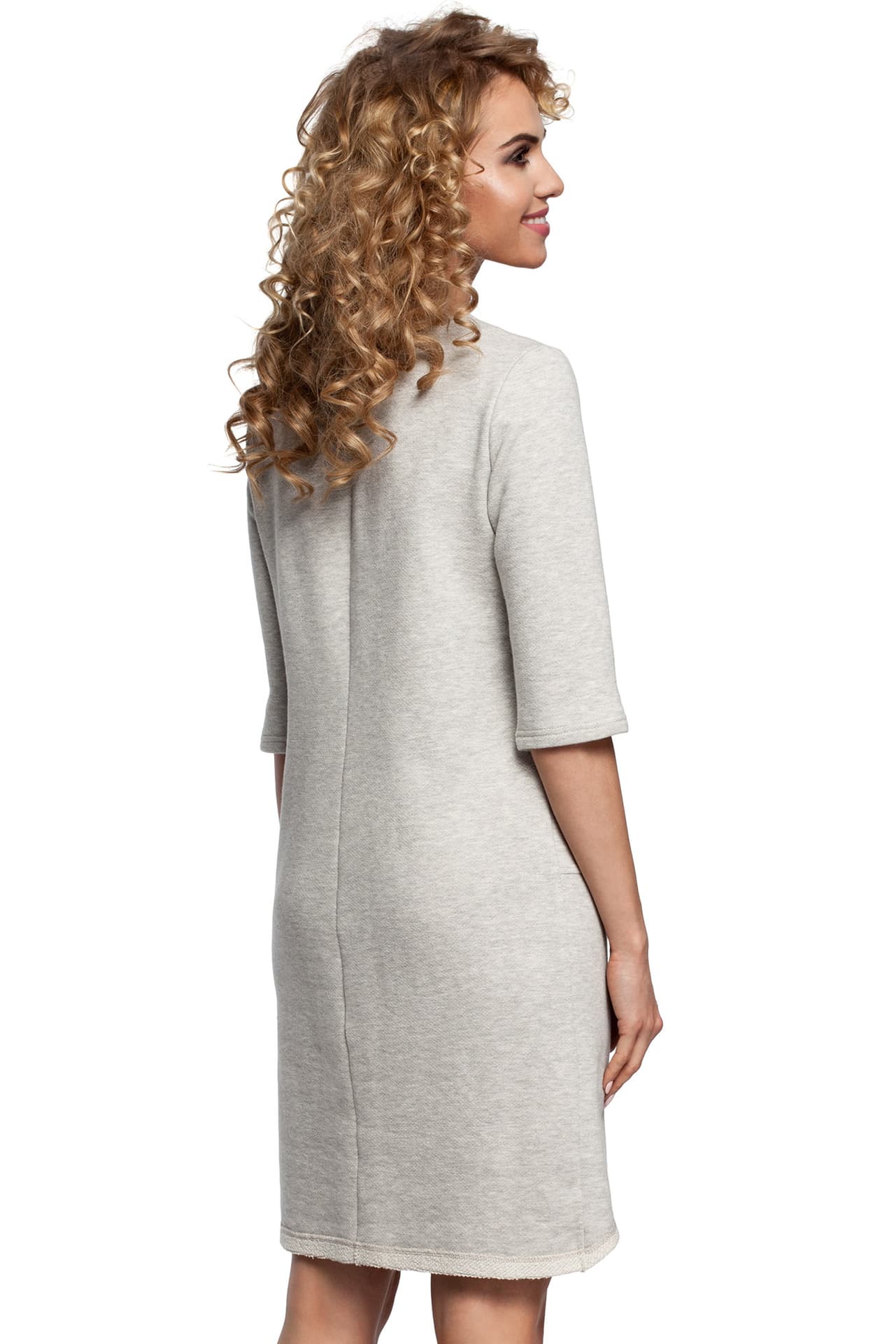 

M292 Dopasowana sukienka z zakładką u dołu - popielata (kolor popielaty, rozmiar 2XL/3XL)