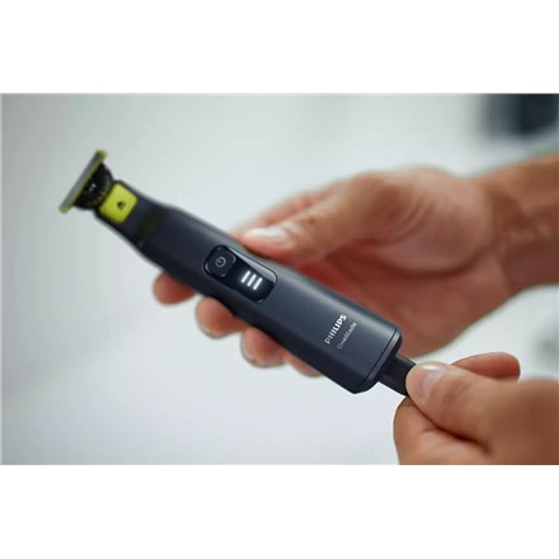 

Golarka Philips OneBlade Pro do twarzy i ciała QP6541/15 Czas działania (maks.) 90 min, na mokro i na sucho, litowo-jonowy, czar, Maks.) 90 min/na mokro i na sucho/litowo-jonowy/cza