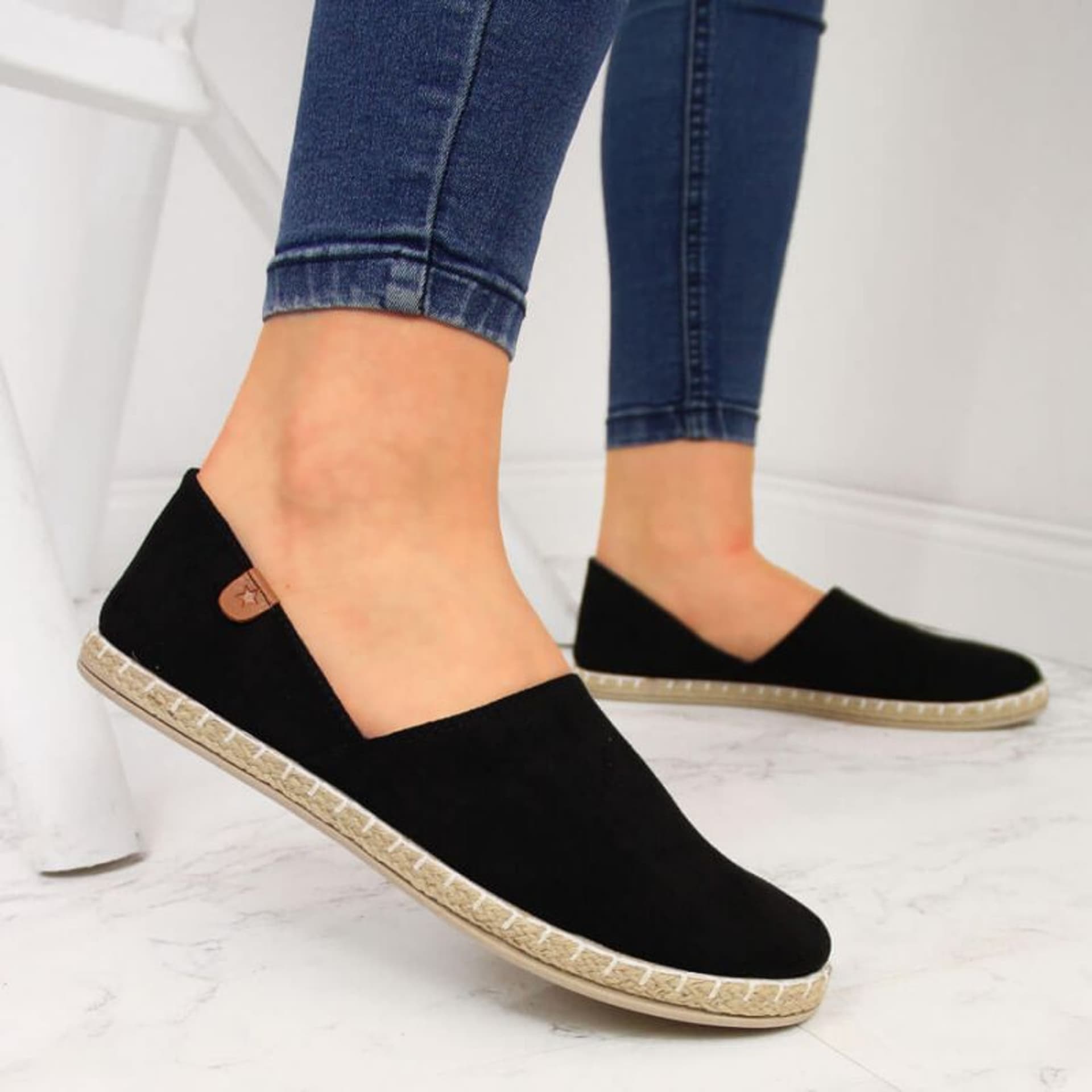 

Espadryle slip on z wycięciami NEWS W EVE270A (kolor Czarny, rozmiar 37)