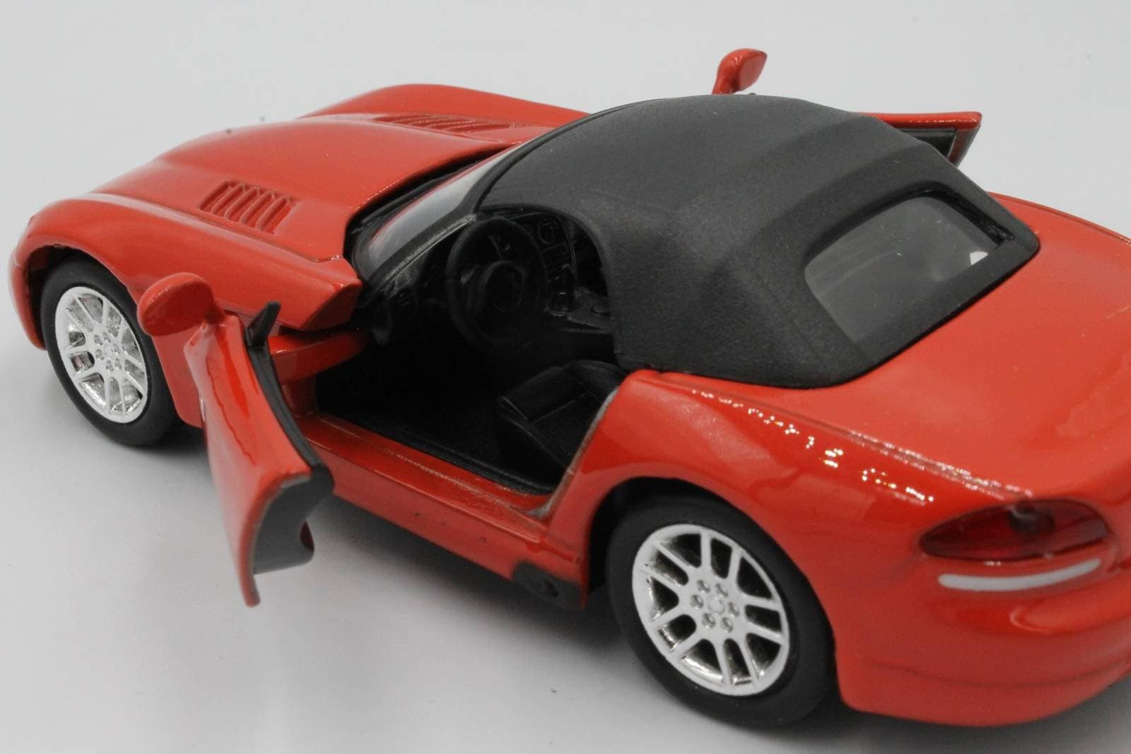 

MODEL METALOWY WELLY 2003 Dodge Viper SRT-10 1:34