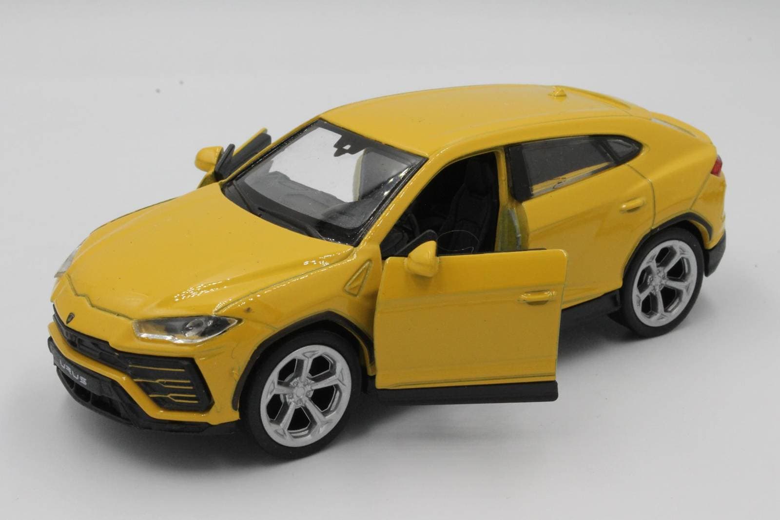 

MODEL METALOWY WELLY AUTO Lamborghini Urus 1:34