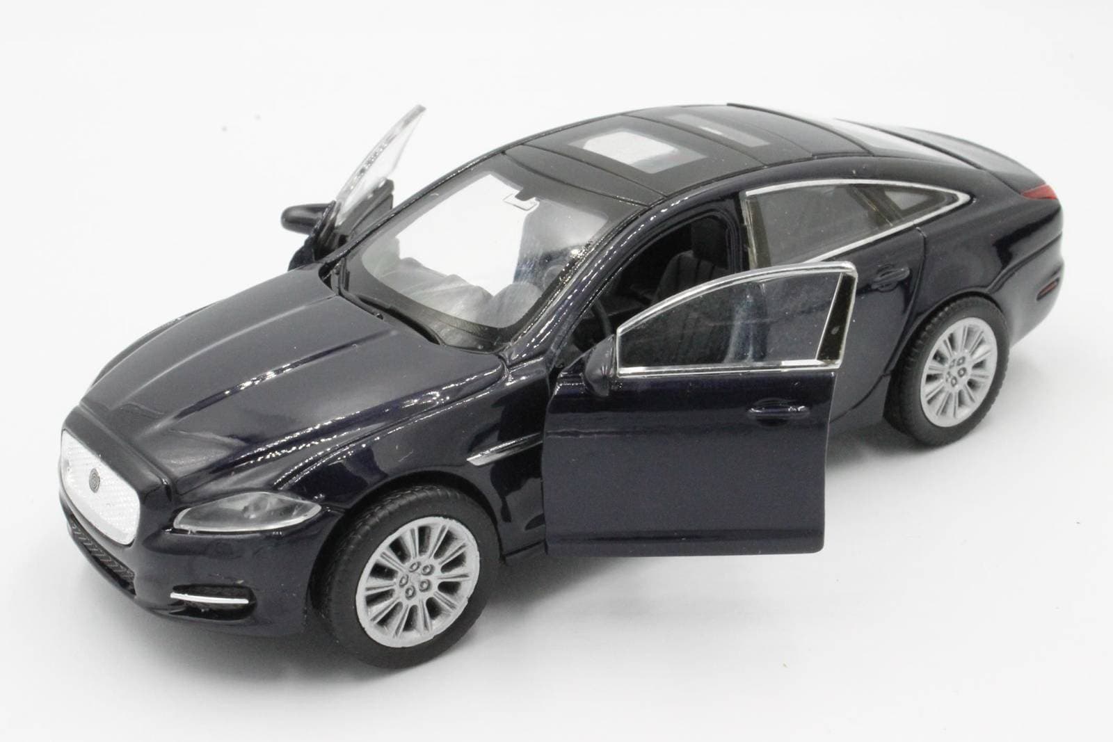 

MODEL METALOWY AUTO WELLY 2010 Jaguar XJ 1:34