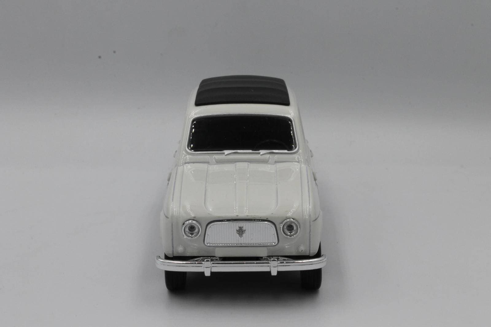 

MODEL METALOWY AUTO WELLY Renault 4 1:34