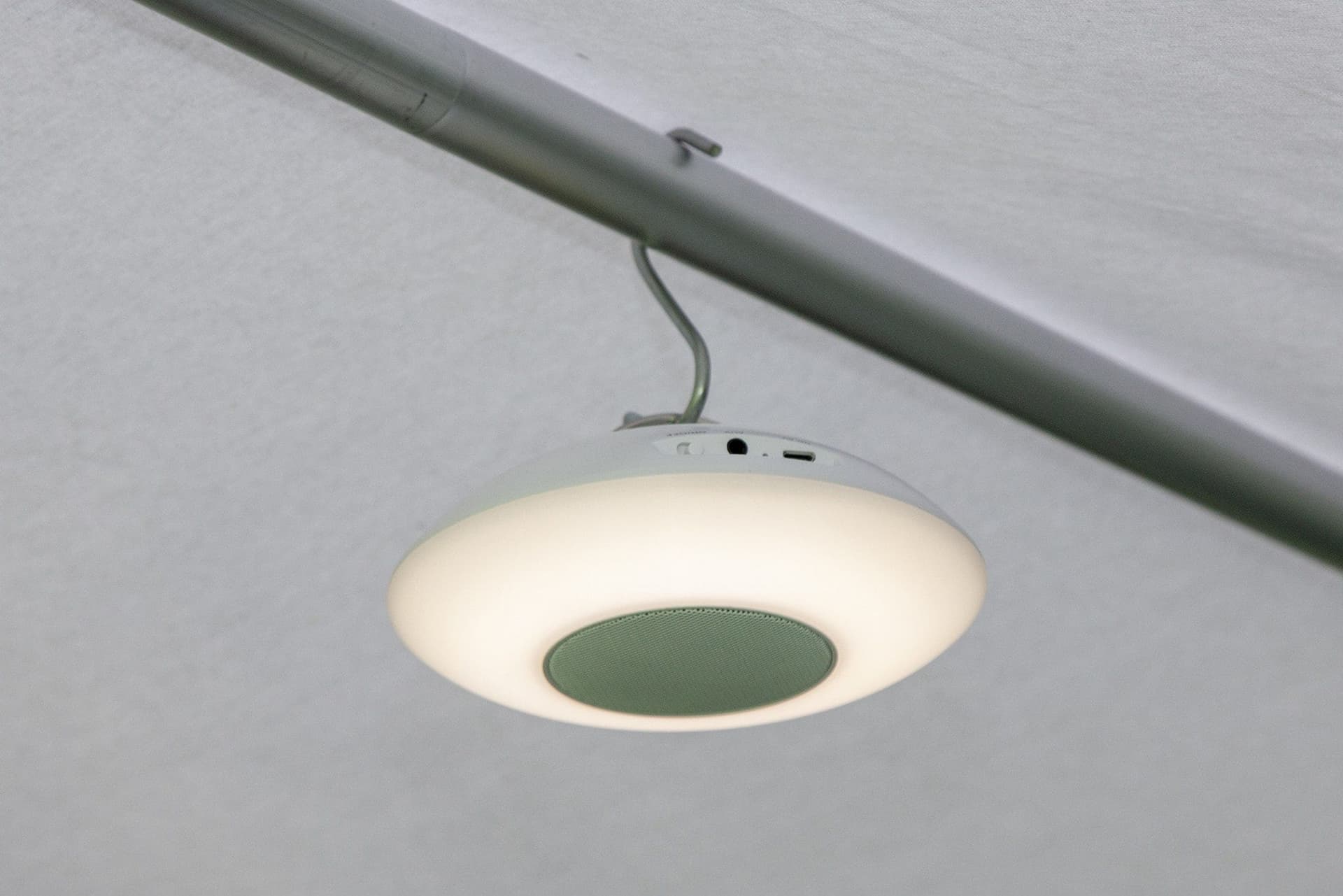 

Lampa wisząca 200 lumenów AUREOLA z głośnikiem na pilota