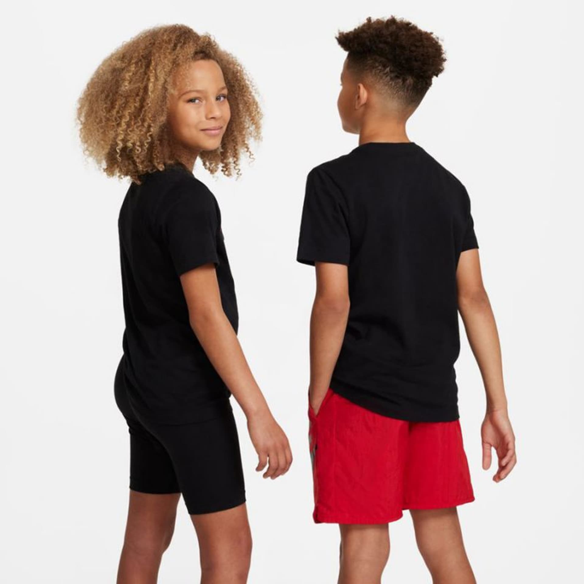 

Koszulka Nike Sportswear Jr DX9524 (kolor Czarny, rozmiar XL (158-170))