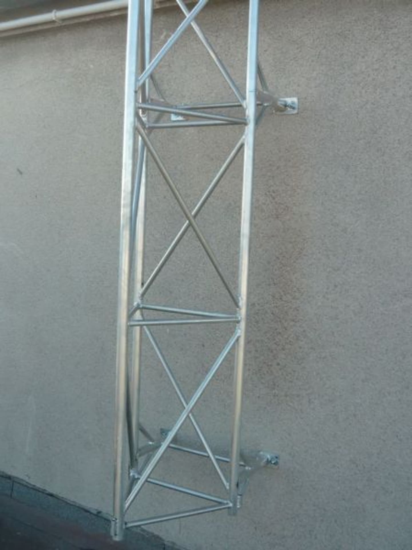 

Aluminiowy maszt kratownicowy z mocowaniem bocznym M435B bez osprzętu – wys. 8m dystans 40cm