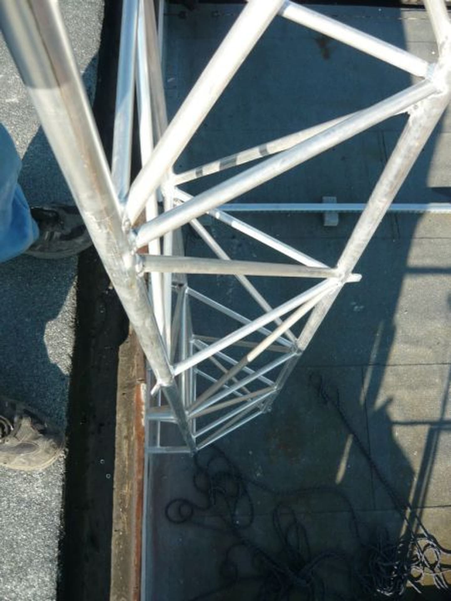 

Aluminiowy maszt kratownicowy z mocowaniem bocznym M435B bez osprzętu – wys. 4m dystans 20cm