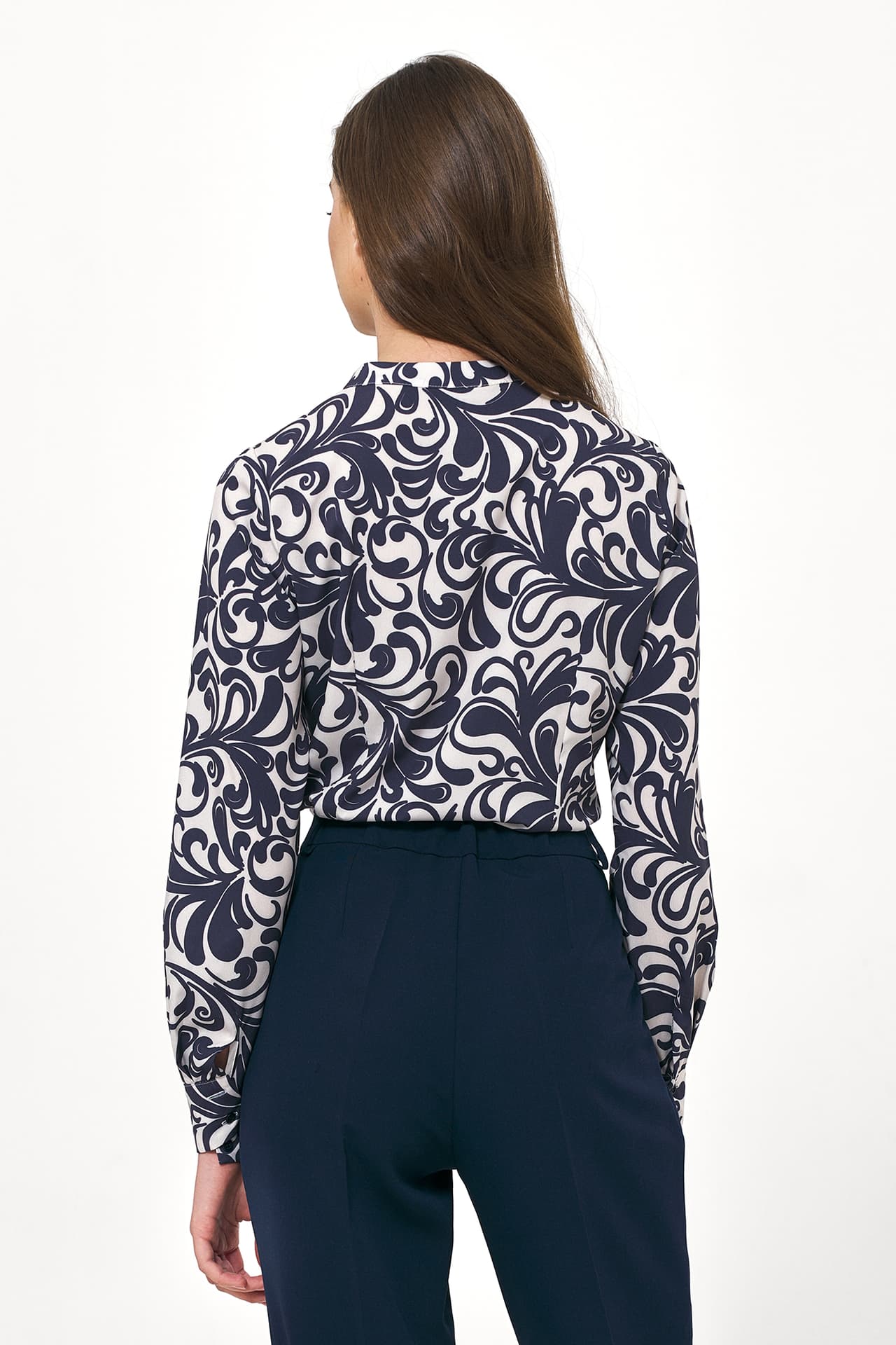 

Elegancka bluzka w kwiatowy wzór - B150 (kolor kwiaty, rozmiar 36)