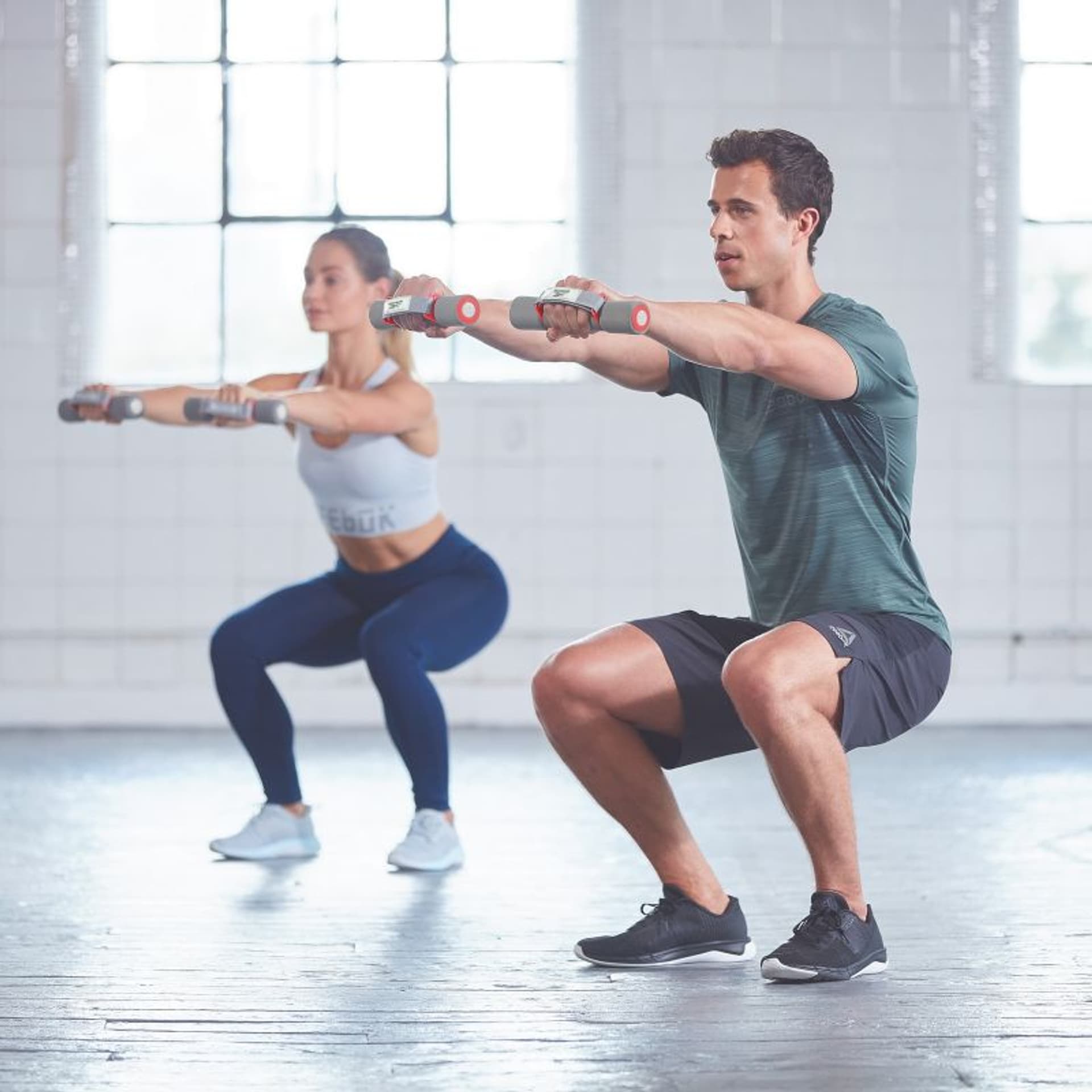 

Hantle z uchwytem Reebok (kolor Czerwony. Szary/Srebrny)