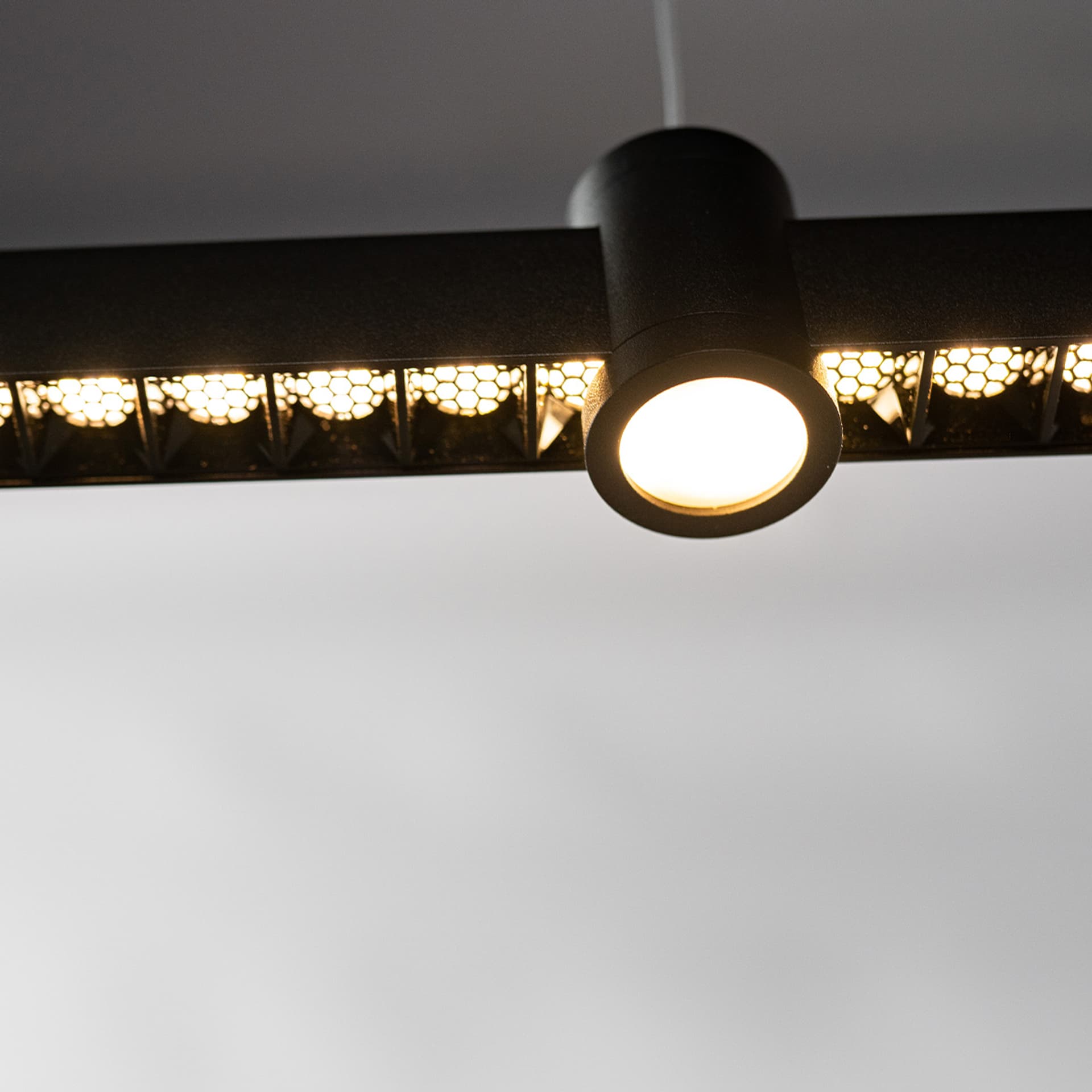 

Ledowa lampa wisząca Diamante No.3 100 cm czarna Altavola Design (Barwa światła delikatnie ciepła, Kierunek padania światła na dół, Kolor Czarny, Możliwość ściemniania nie)