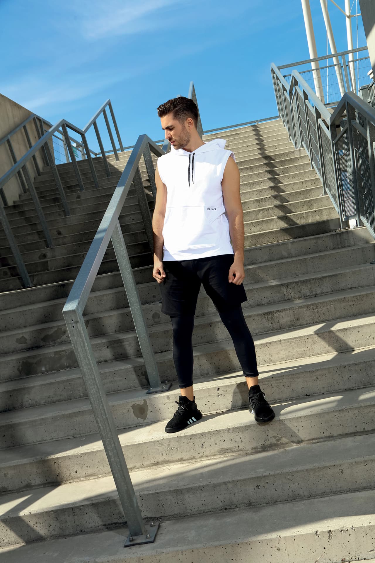 

Bluza bez rękawów z kapturem F5554 Biała (Rozmiar M)