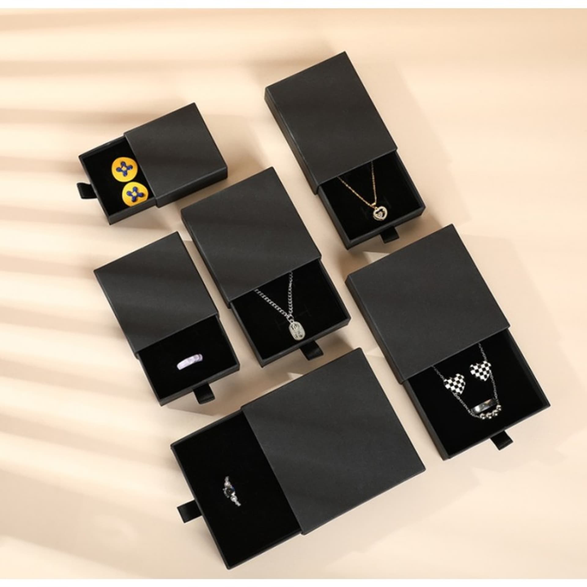 

PUDEŁKO OZDOBNE NA BIŻUTERIĘ, bransoletkę 8,5 x 8,5 x 3,5 cm PDOZ12CZ