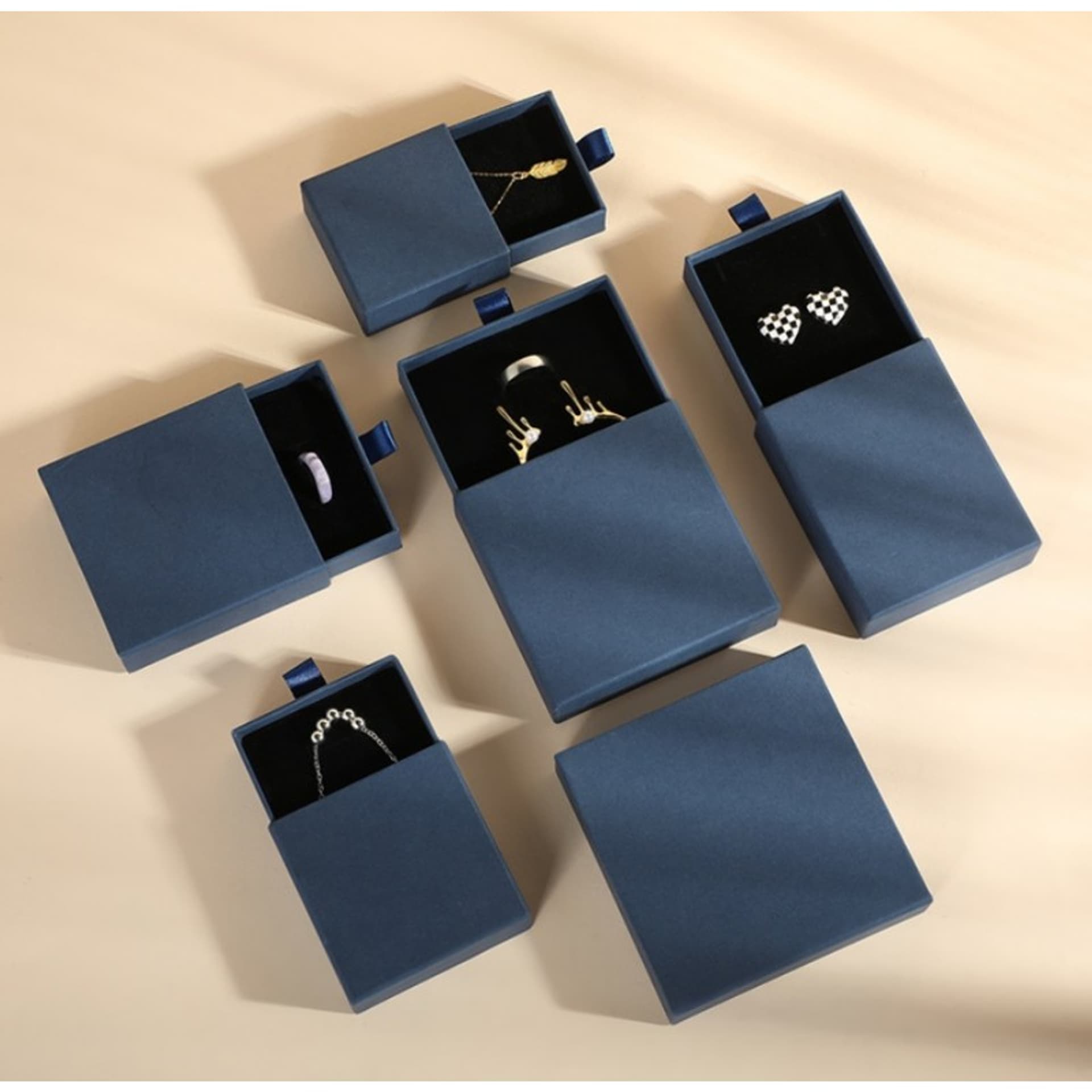 

PUDEŁKO OZDOBNE NA BIŻUTERIĘ, bransoletkę 8,5 x 8,5 x 3,5 cm PDOZ12GRAN