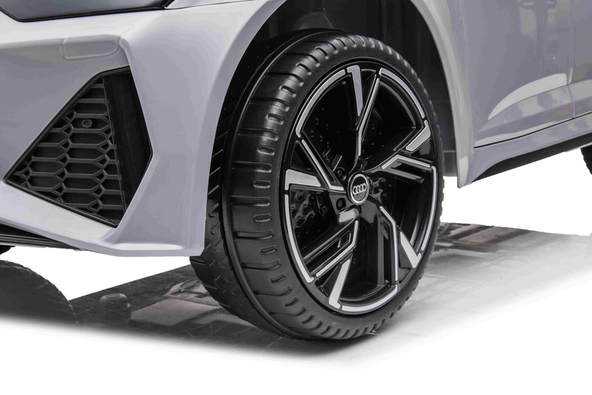 

Audi RS 6 Elektryczny Samochodzik dla dzieci Biały + Pilot + Koła EVA + Wolny Start + Audio LED