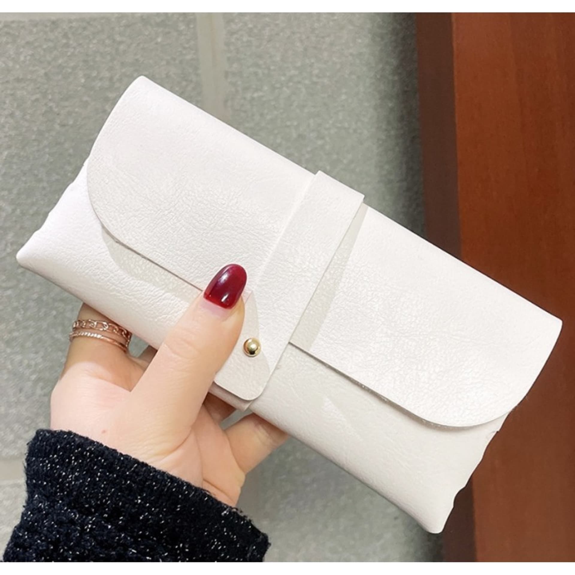 

Etui eleganckie na okulary na zatrzask biel ET11