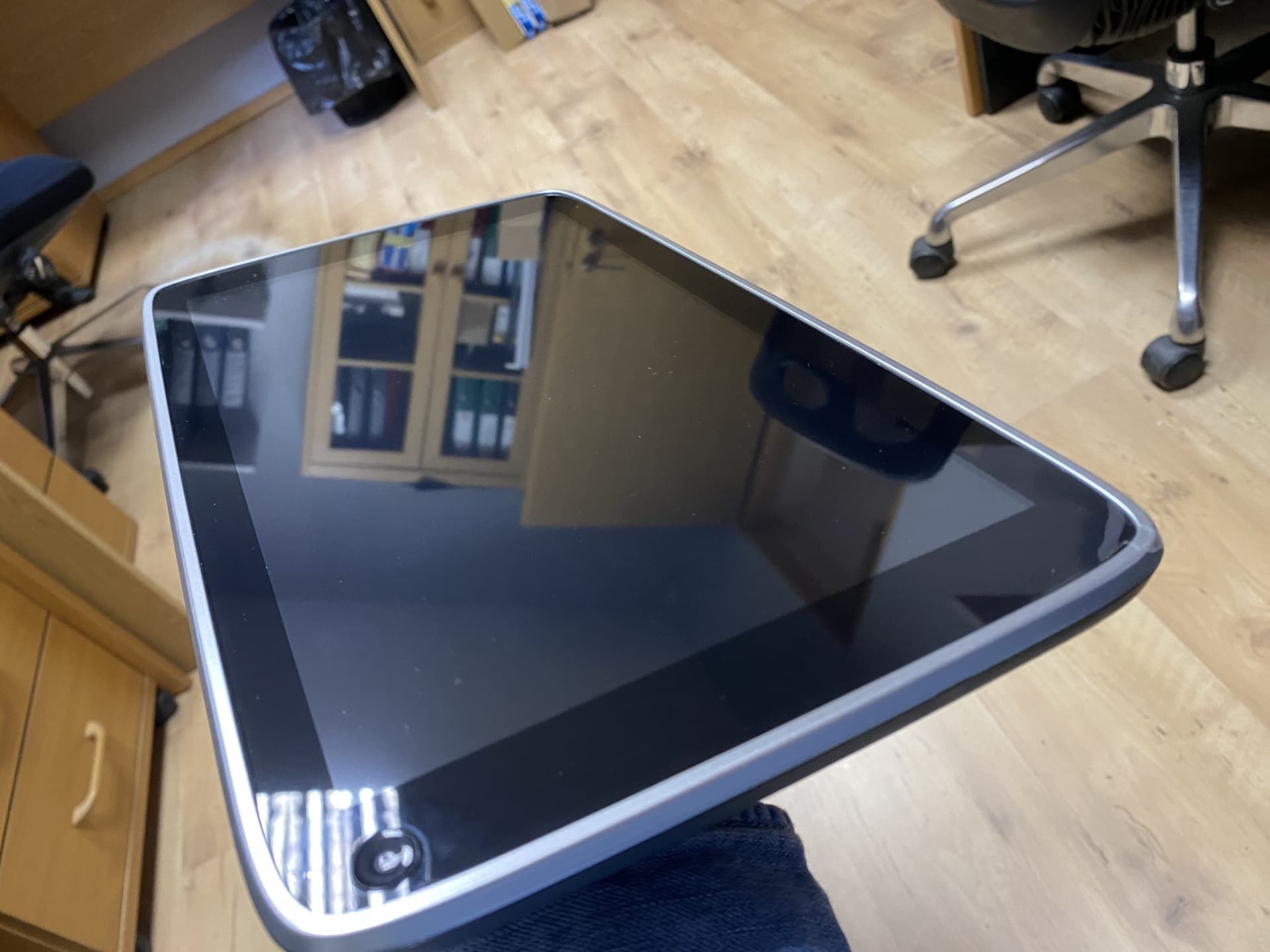 

Monitor samochodowy zagłówkowy LED 12" Full HD z systemem ANDROID oraz USB SD FM BT WiFi 12V