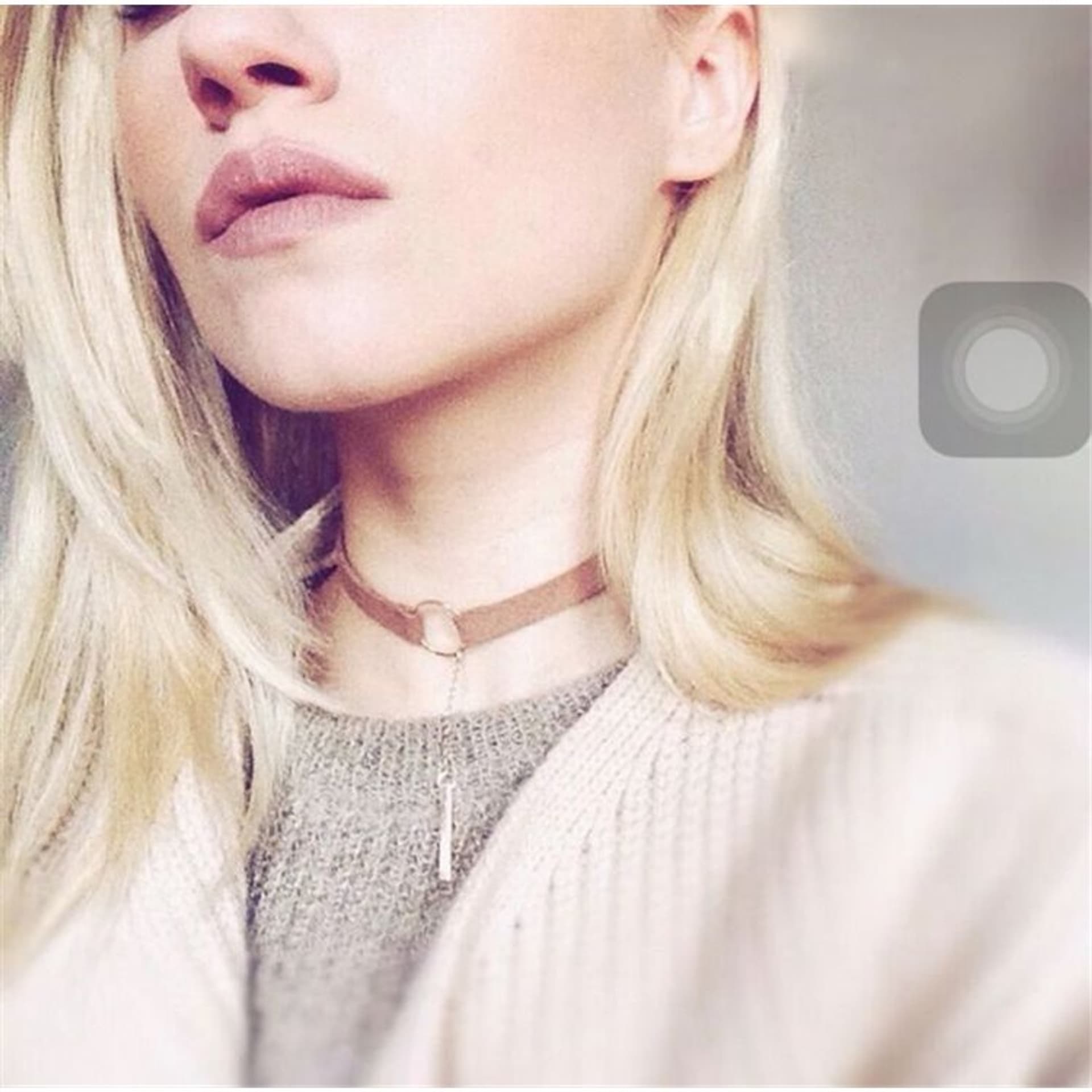 

NASZYJNIK CHOKER WPADAJĄCY BRĄZOWY