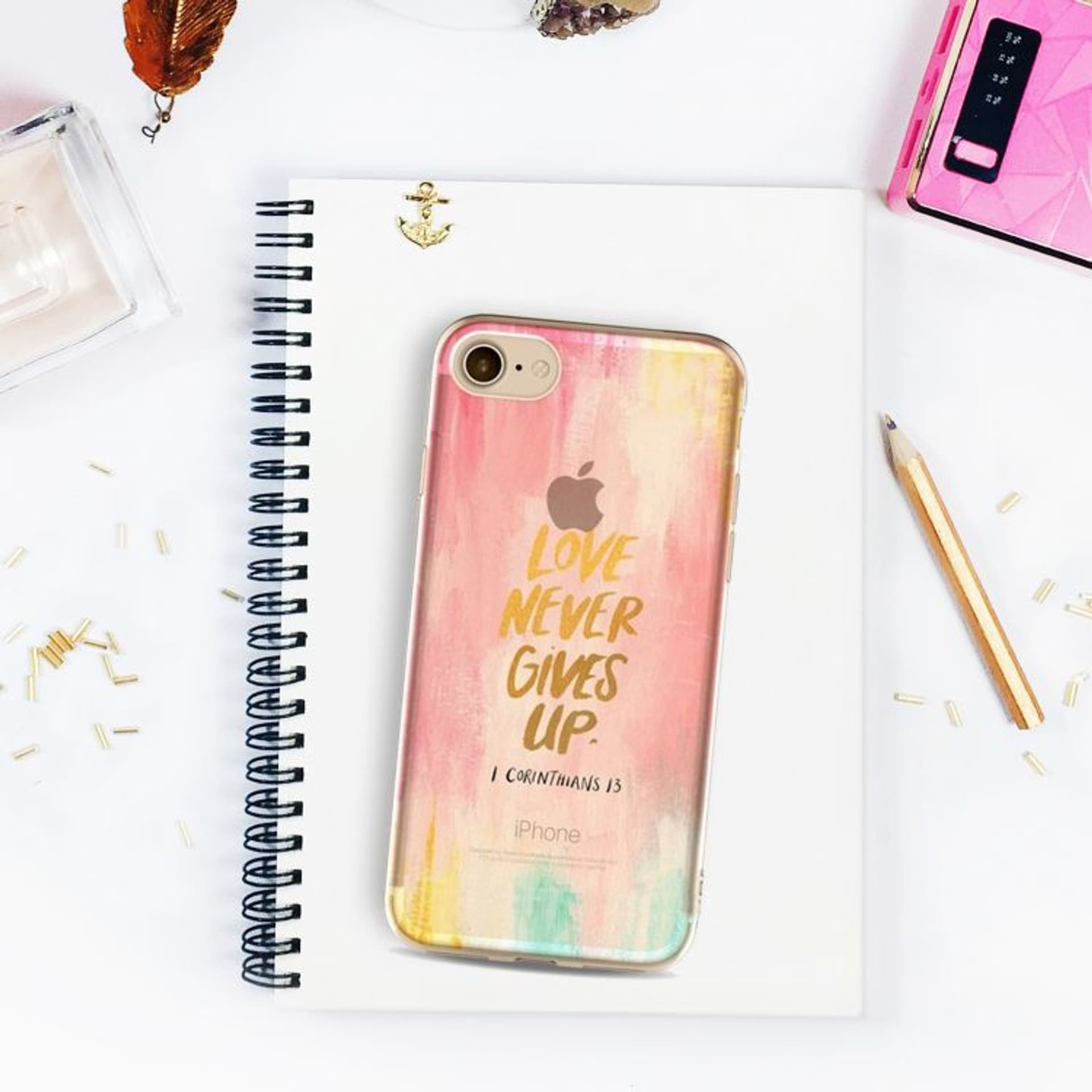 

ETUI NA TELEFON IPHONE 5/5S - LOVE NEVER GIVES UP ETUI16WZ7