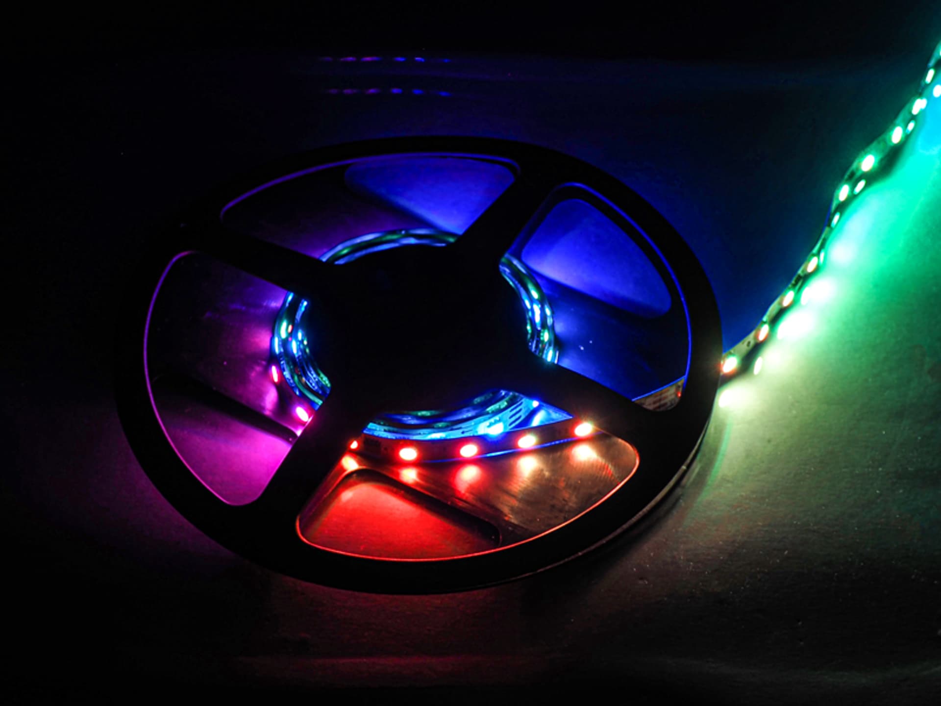 

1 szt. PS Zestaw: Sznur diodowy RGB WS2811,120 x SMD5050, 2 m, IP20 + sterownik + zasilacz + pilot.