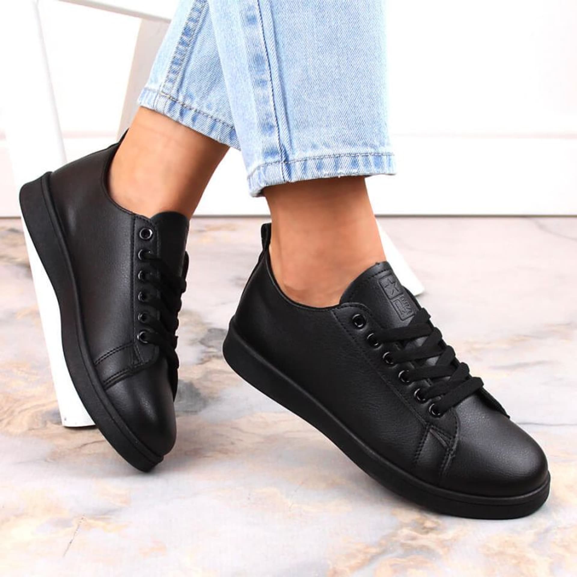 

Buty sportowe News W EVE433 (kolor Czarny, rozmiar 38)