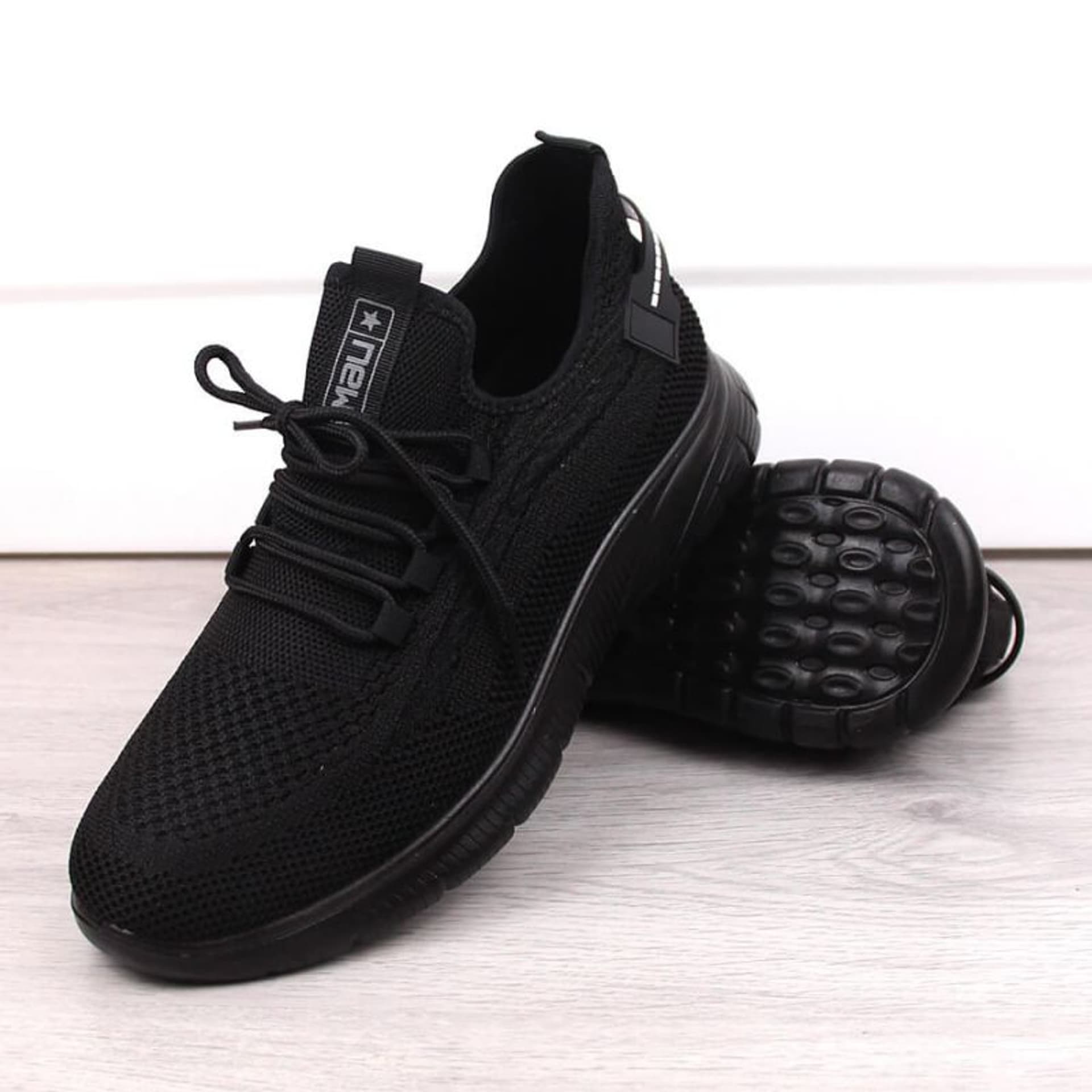

Buty sportowe News M 23MN02 (kolor Czarny, rozmiar 43)