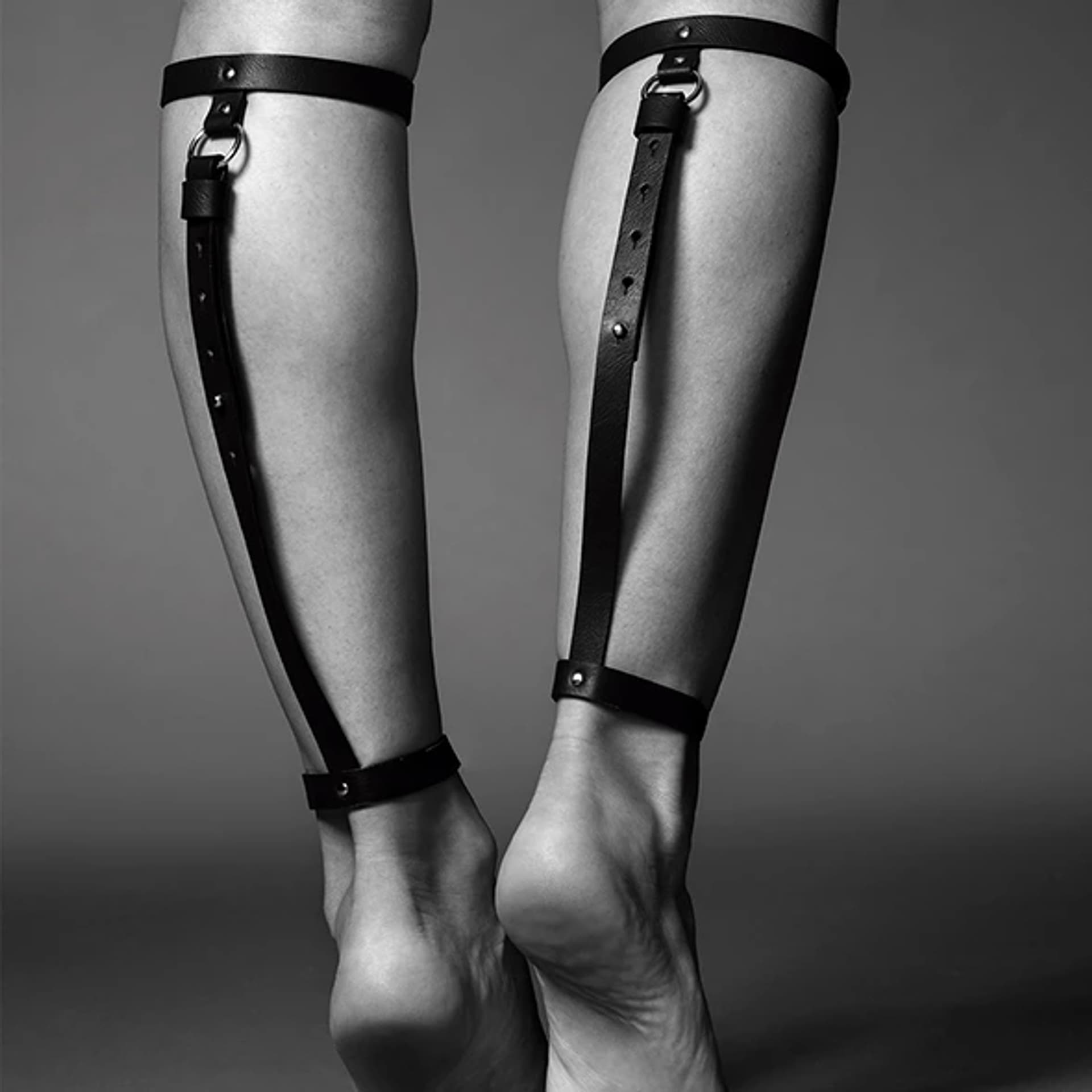 

Pasek na nogę - Bijoux Indiscrets Maze Back Leg Garter Black