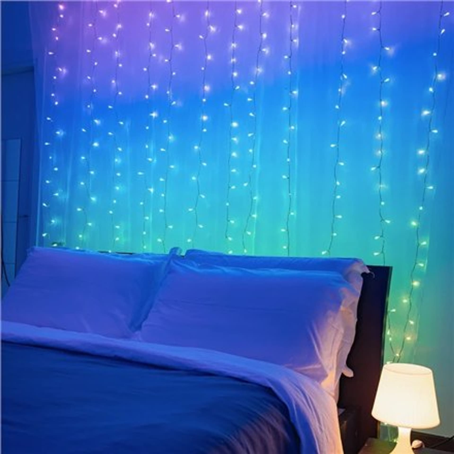 

Inteligentne oświetlenie LED Twinkly Curtain 210 RGBW 1,5 x 2,1 m