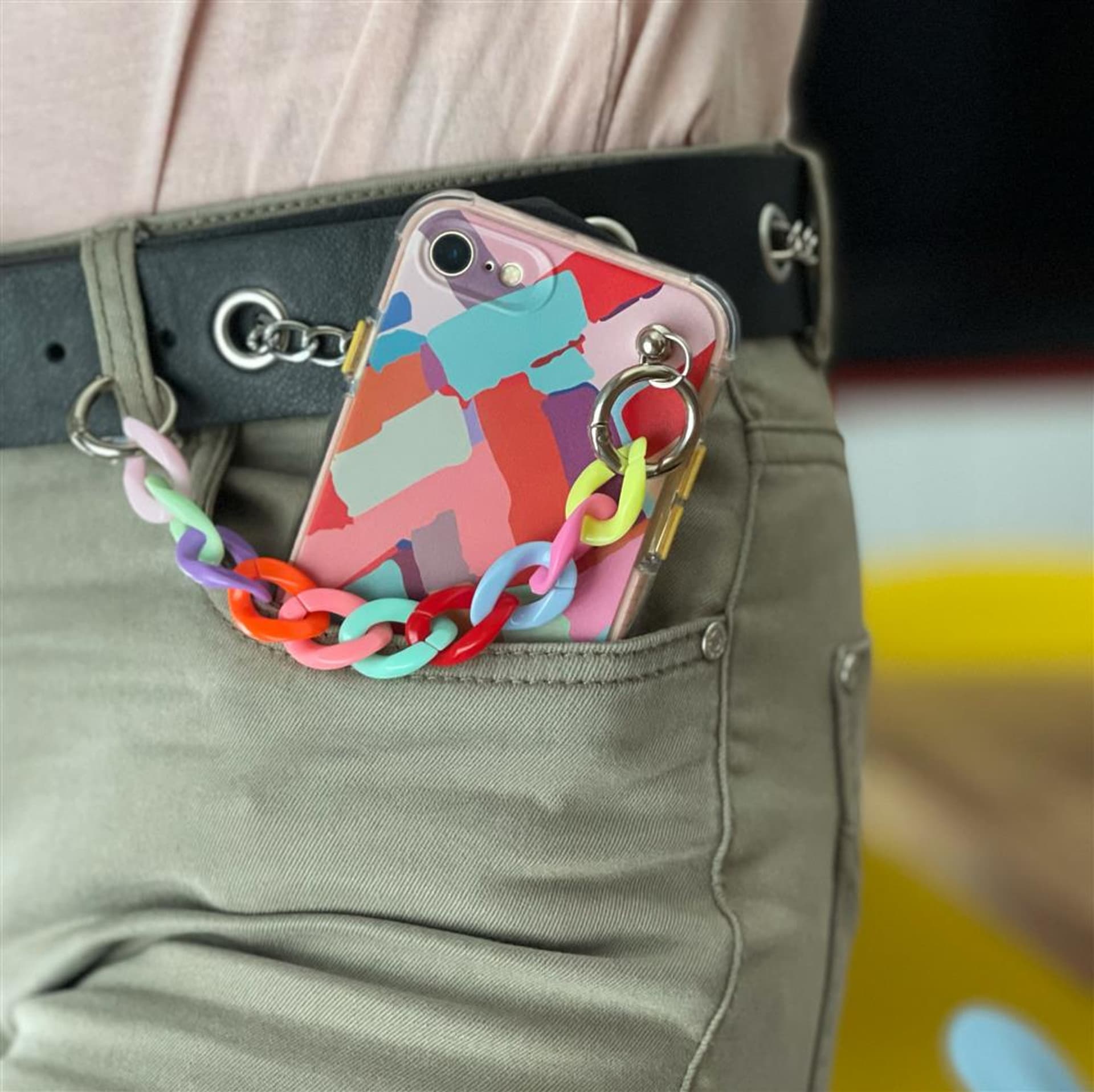 

Color Chain Case żelowe elastyczne etui z łańcuchem łańcuszkiem zawieszką do iPhone 12 wielokolorowy