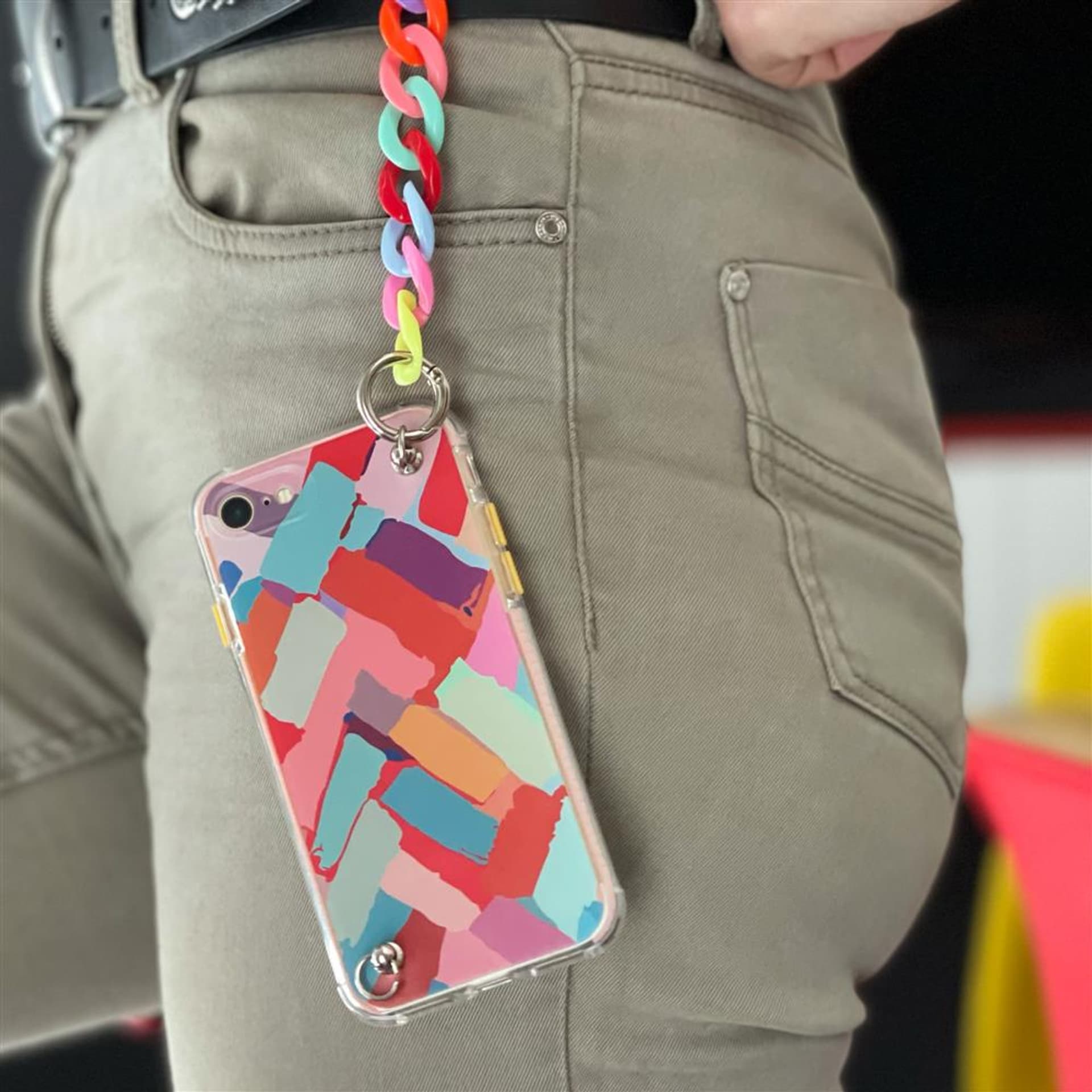 

Color Chain Case żelowe elastyczne etui z łańcuchem łańcuszkiem zawieszką do iPhone SE 2022 / SE 2020 / iPhone 8 / iPhone 7 wielokolorowy