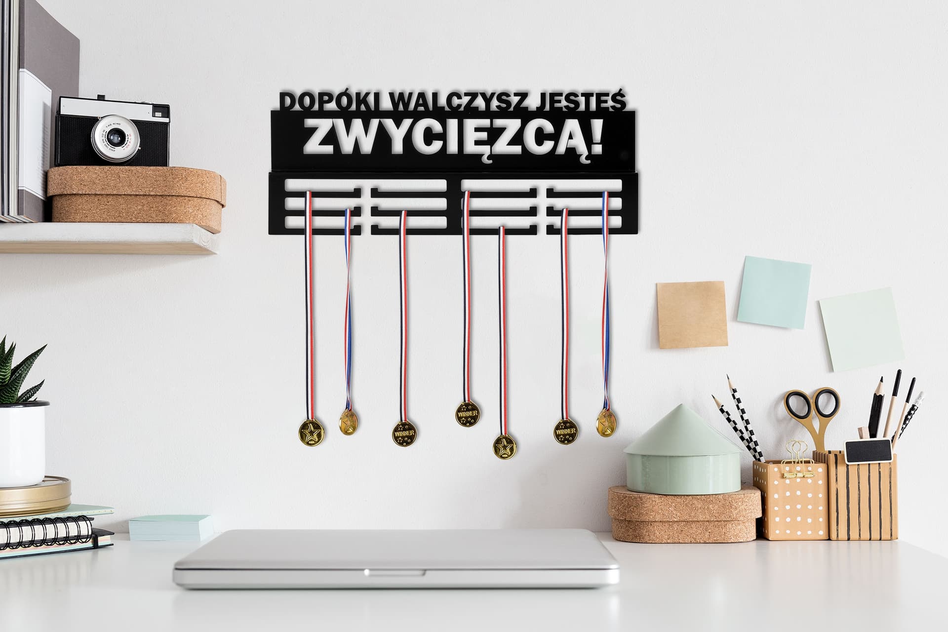 

Wieszak na medale DOPÓKI WALCZYSZ JESTEŚ ZWYCIĘZCĄ!