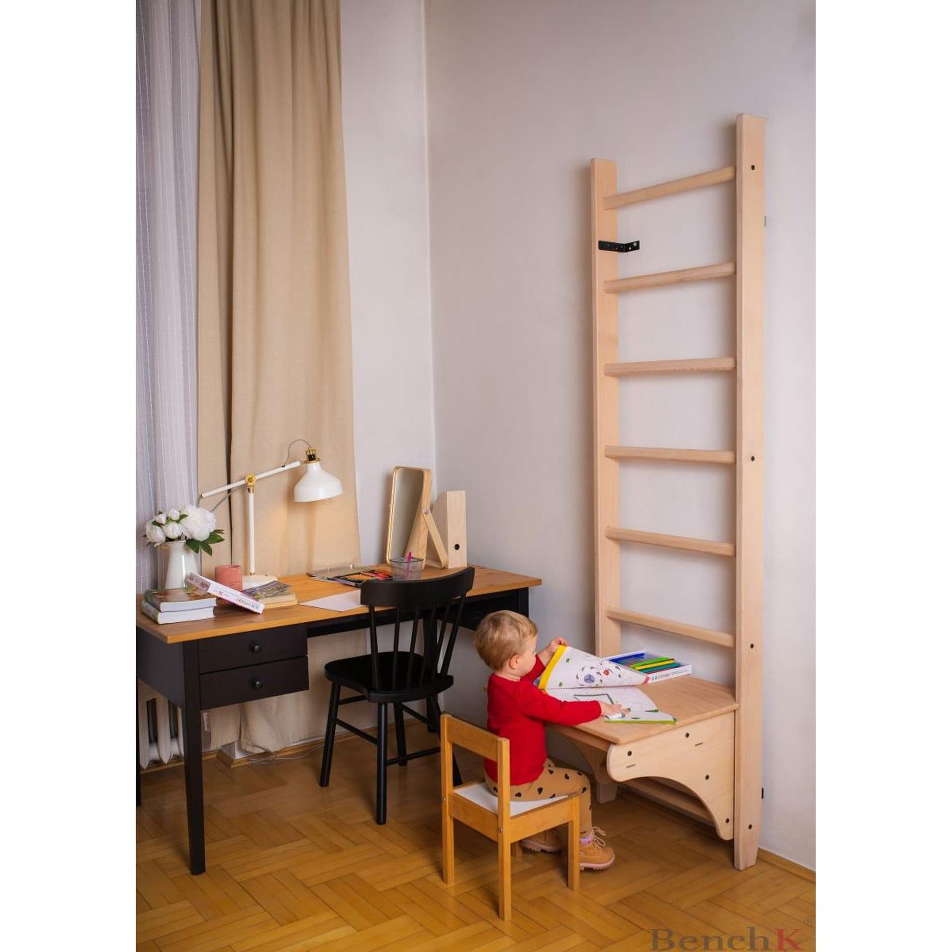

DRABINKA Z DREWNIANYM DO PODCIĄGANIA Z BIURKIEM BENCHK 111