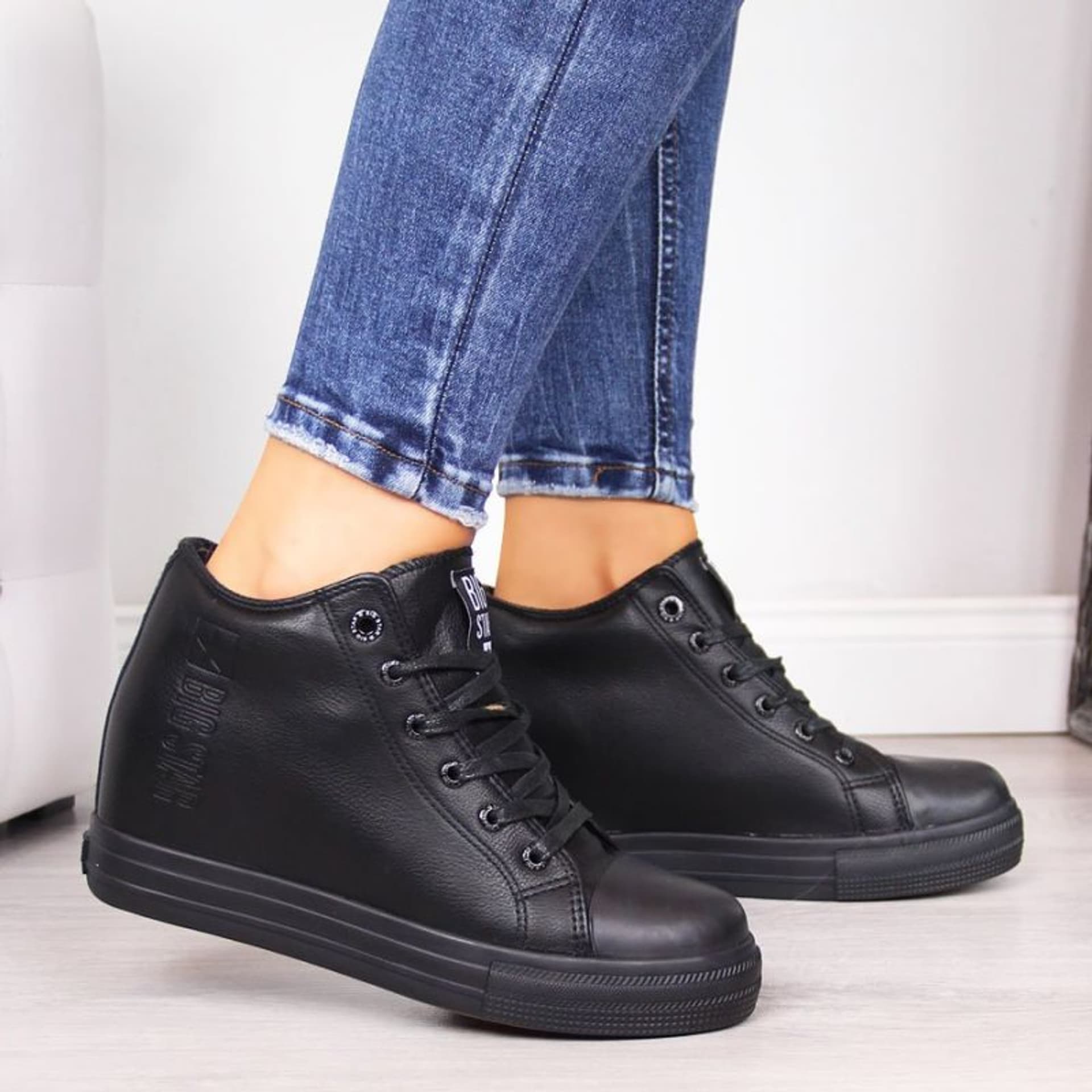 

Sneakersy na koturnie Big Star W EE274127 (kolor Czarny, rozmiar 39)
