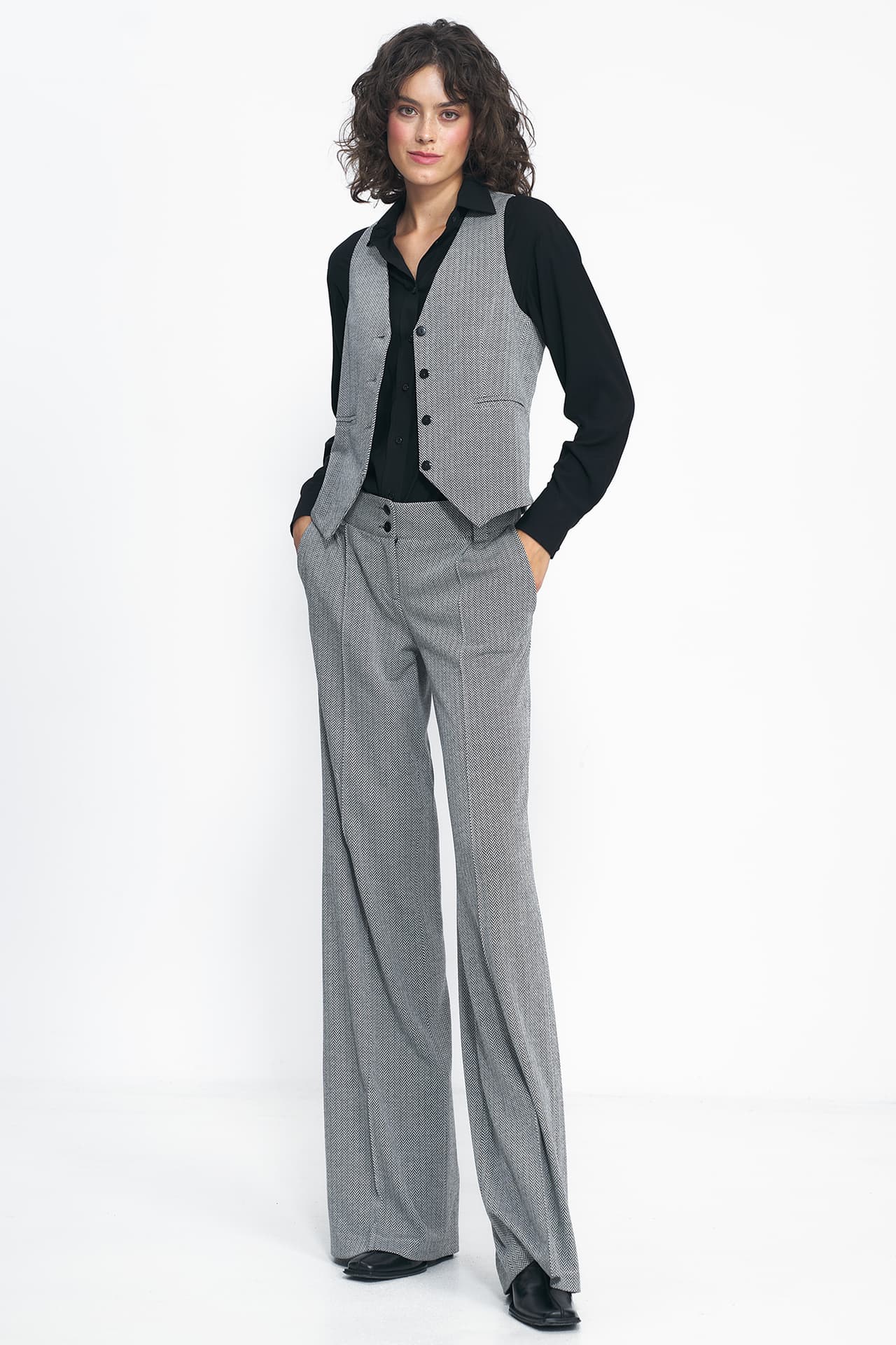 

Spodnie wide leg w czarną jodełkę - SD82 (kolor czarny, rozmiar 44)