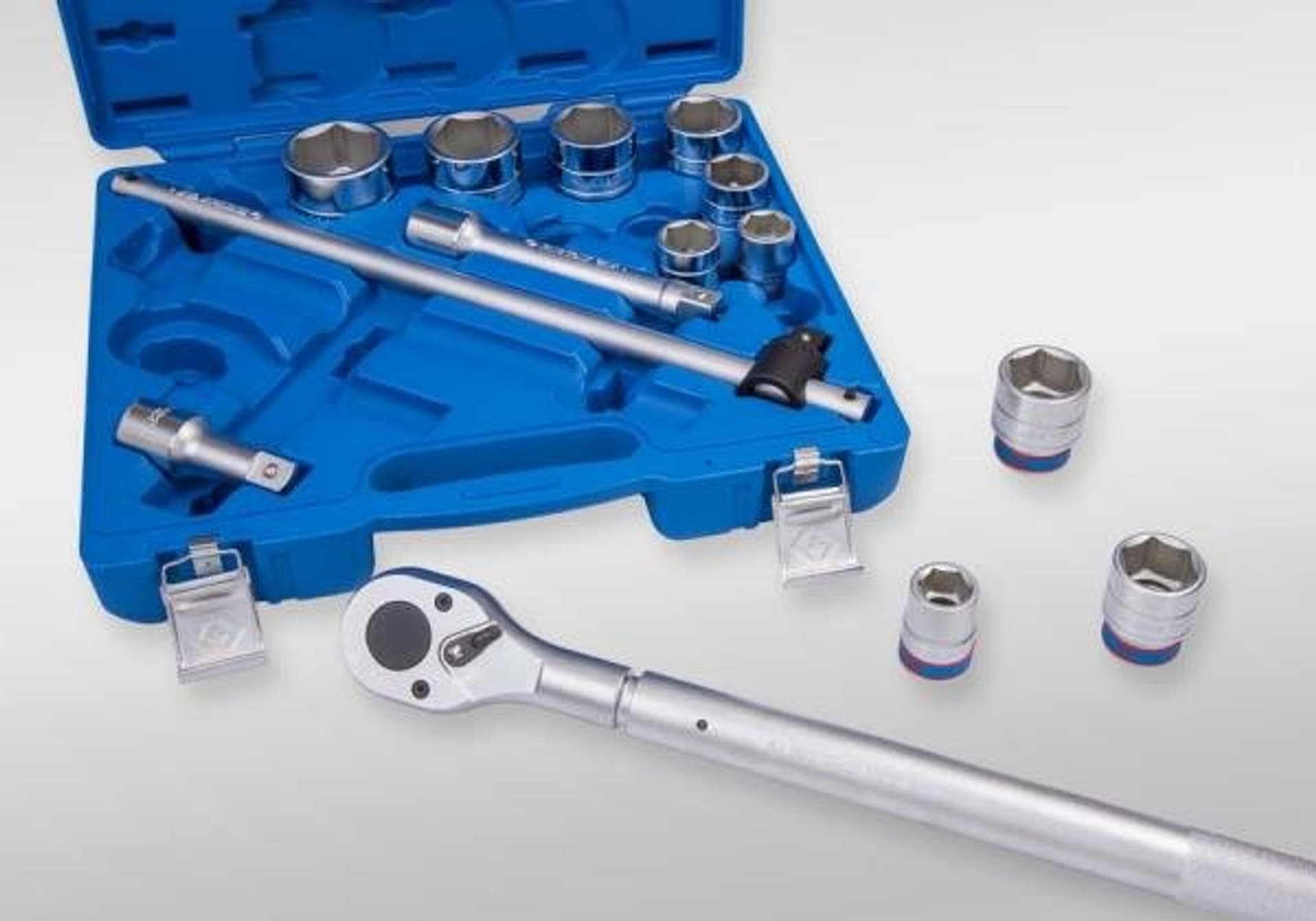 

ZESTAW NASADEK 3/4" 14cz. KRÓTKIE 6-kąt. 22 - 50mm Z GRZECHOTKĄ I AKCESORIAMI, WALIZKA King Tony